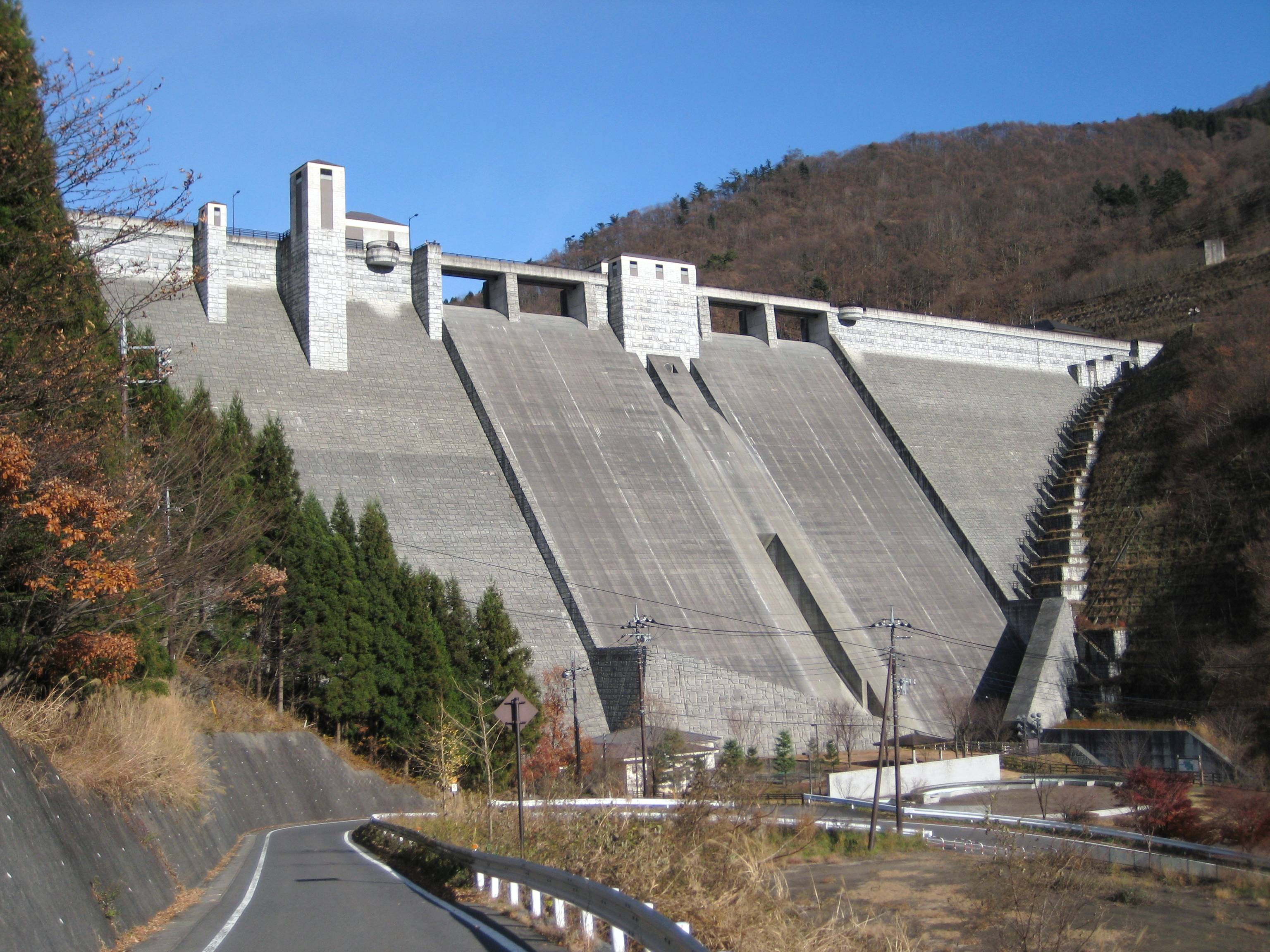 奥四万湖をせき止める四万川ダムの堤体