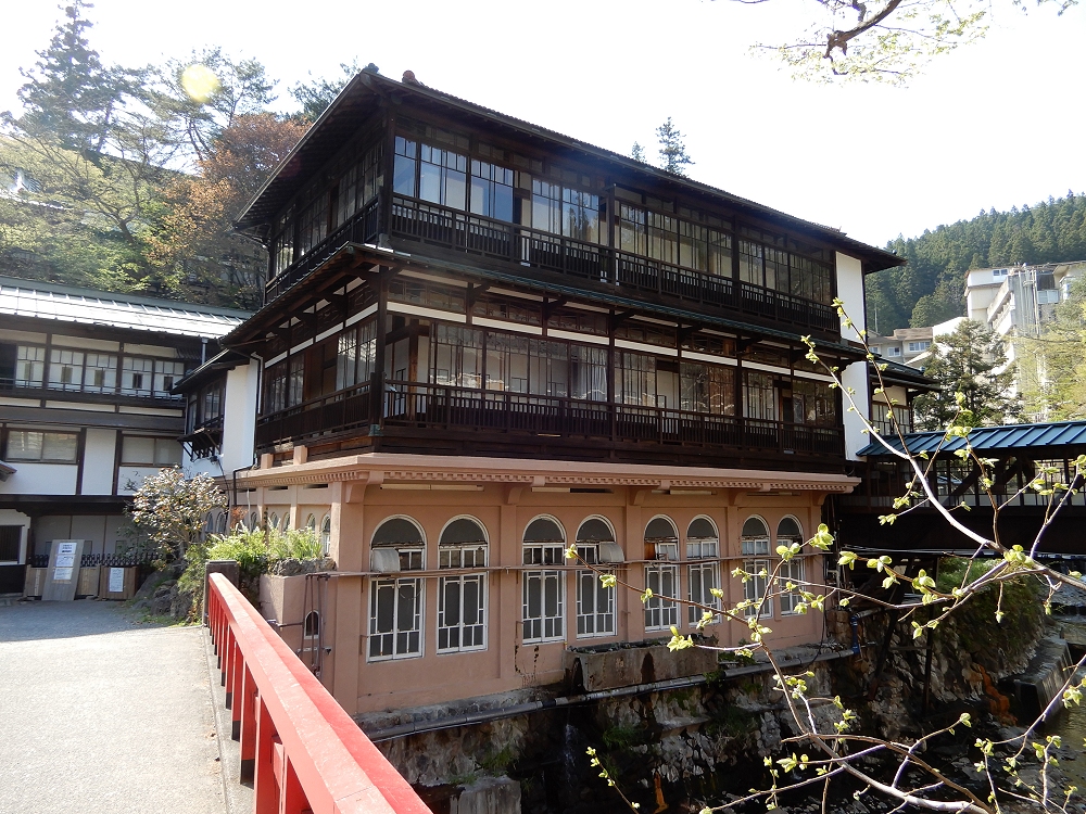 四万温泉の老舗旅館、積善館本館の外観