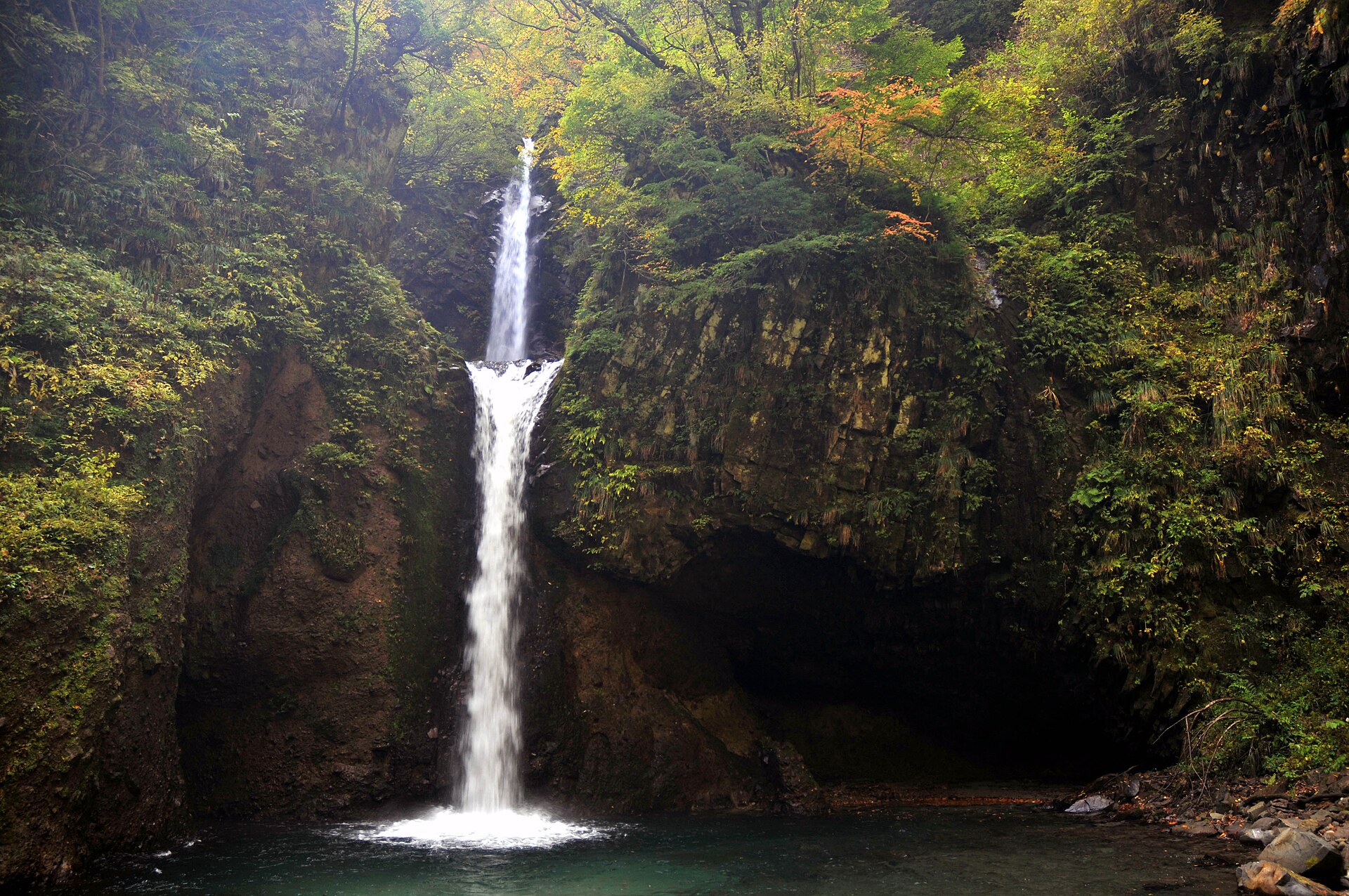 大山滝の二段に落ちる滝と深い緑の渓谷