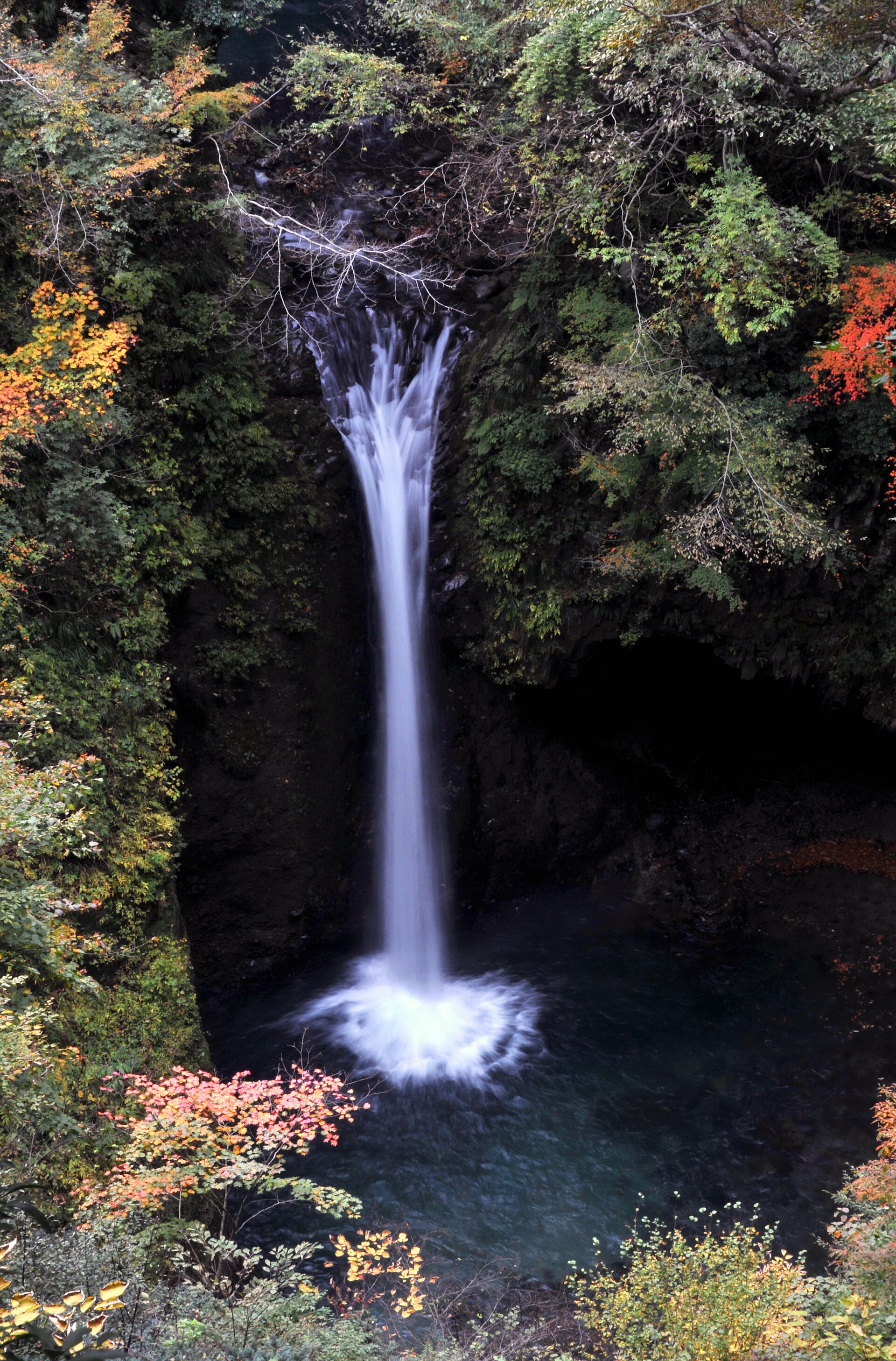 滝壺で水しぶきを広げる大山滝