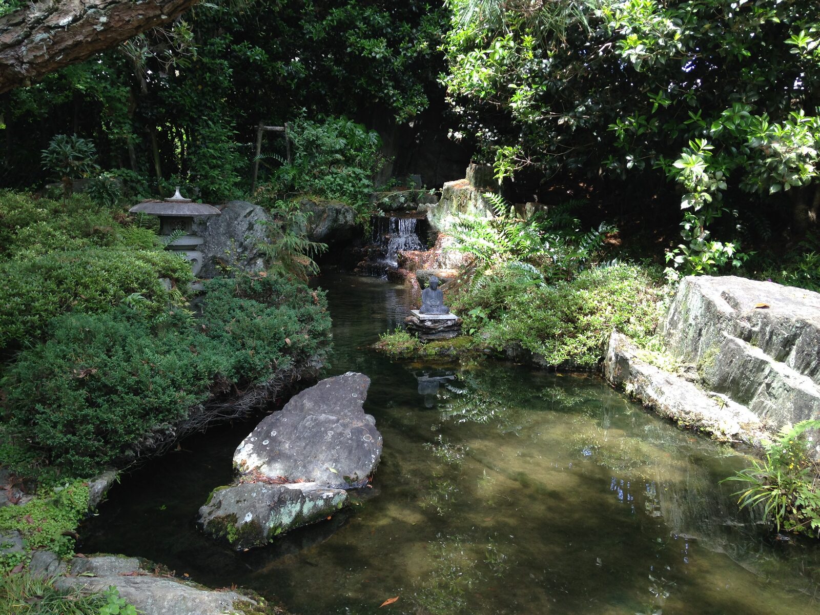 霊山寺境内の池