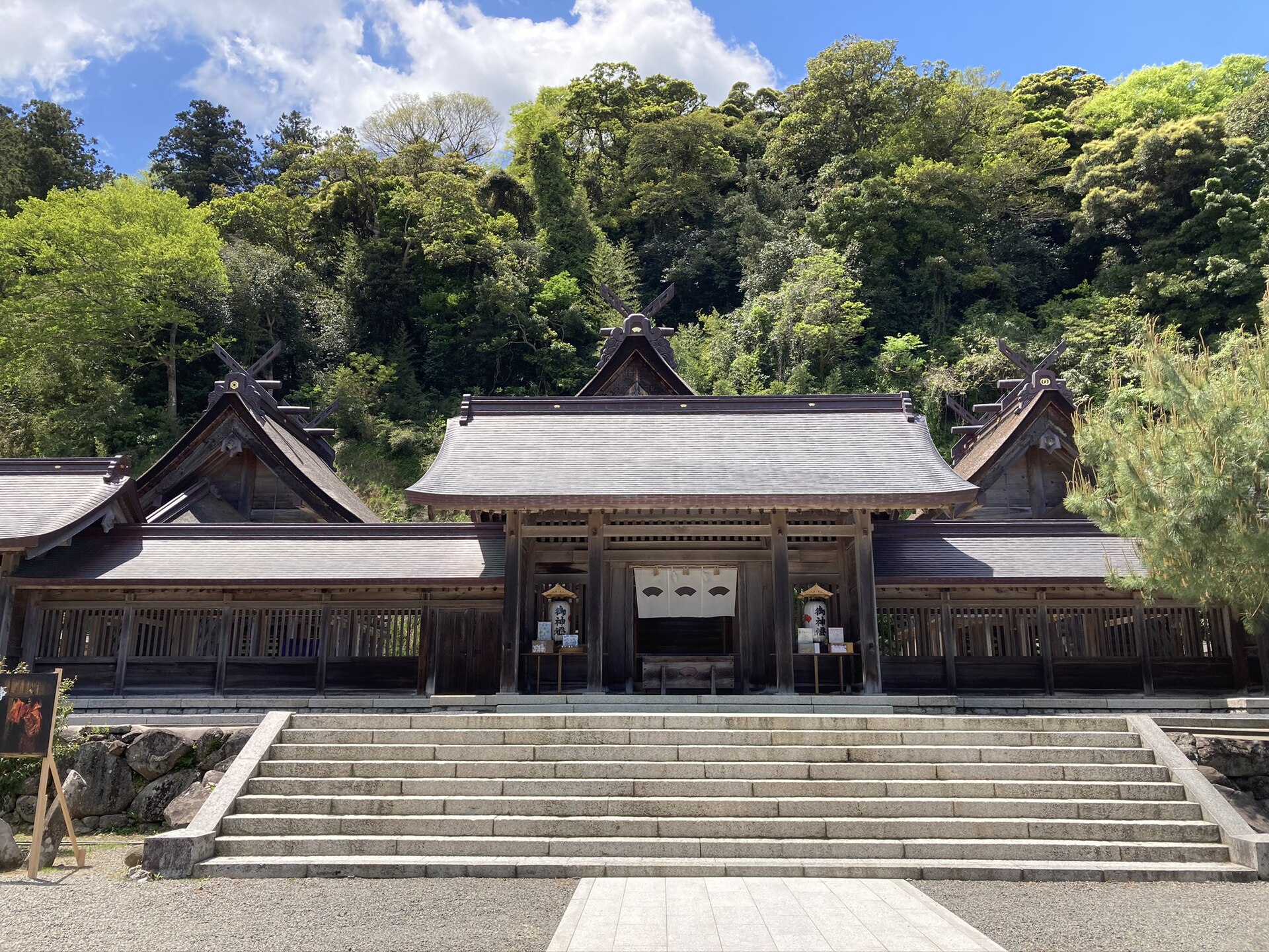 佐太神社の正面、大社造の本殿三殿が並び立つ社殿と石段