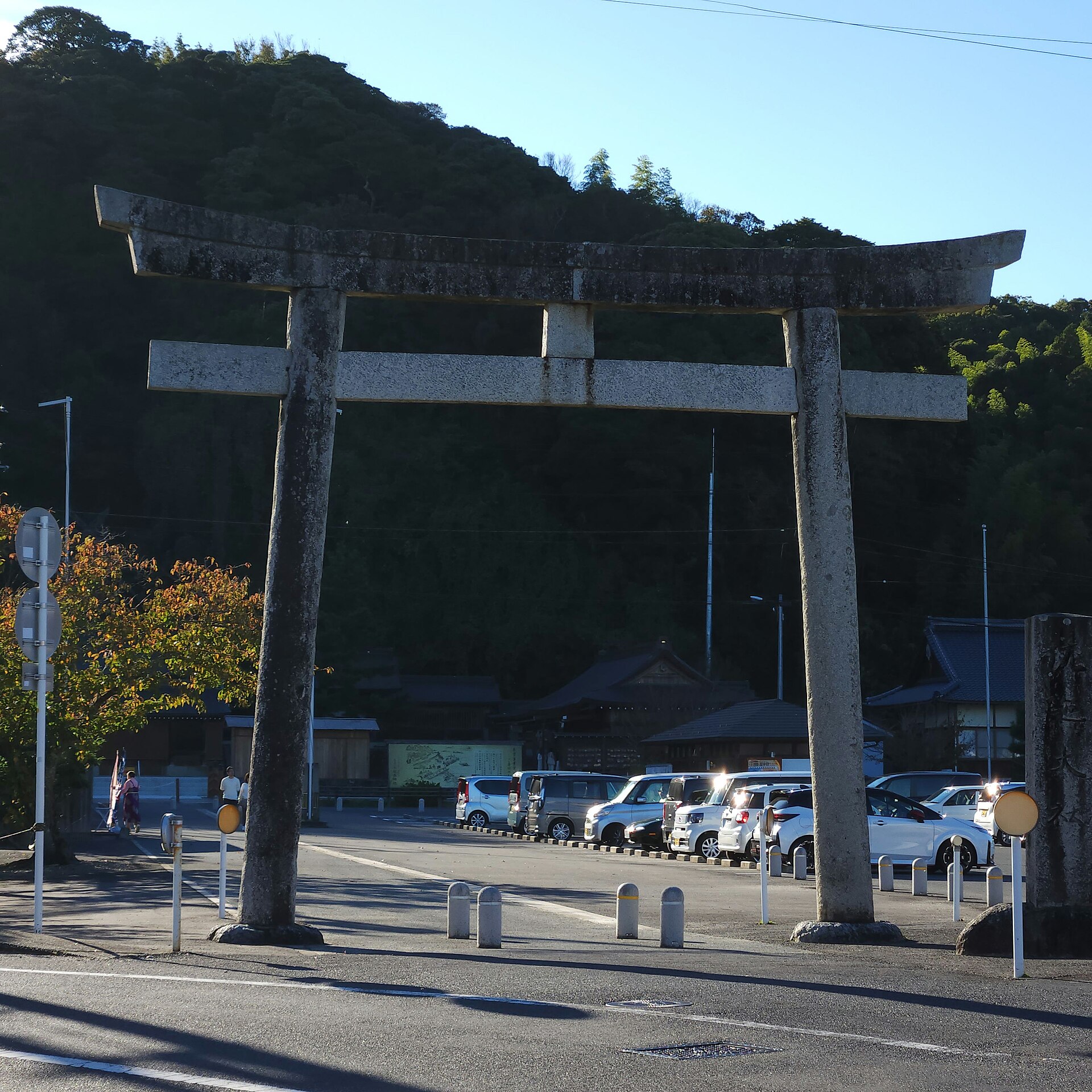 佐太神社の一の鳥居、参道入口に立つ石造りの鳥居