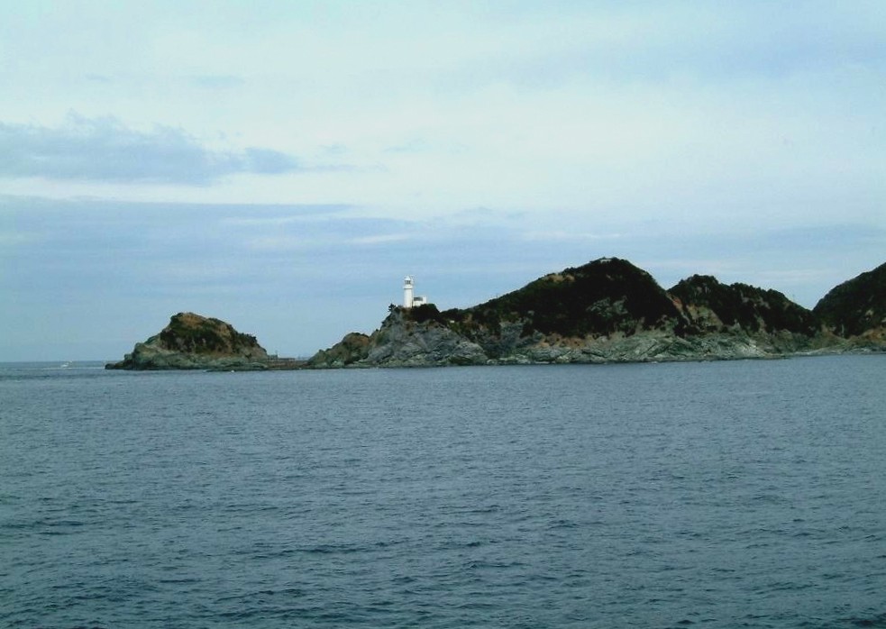 海上から見た佐田岬灯台の遠景