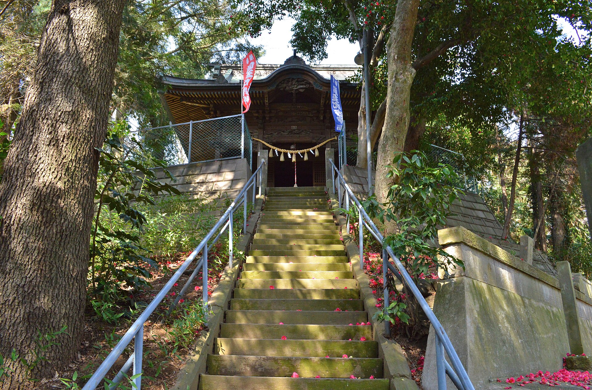 前玉神社、古墳の上に続く石段と社殿