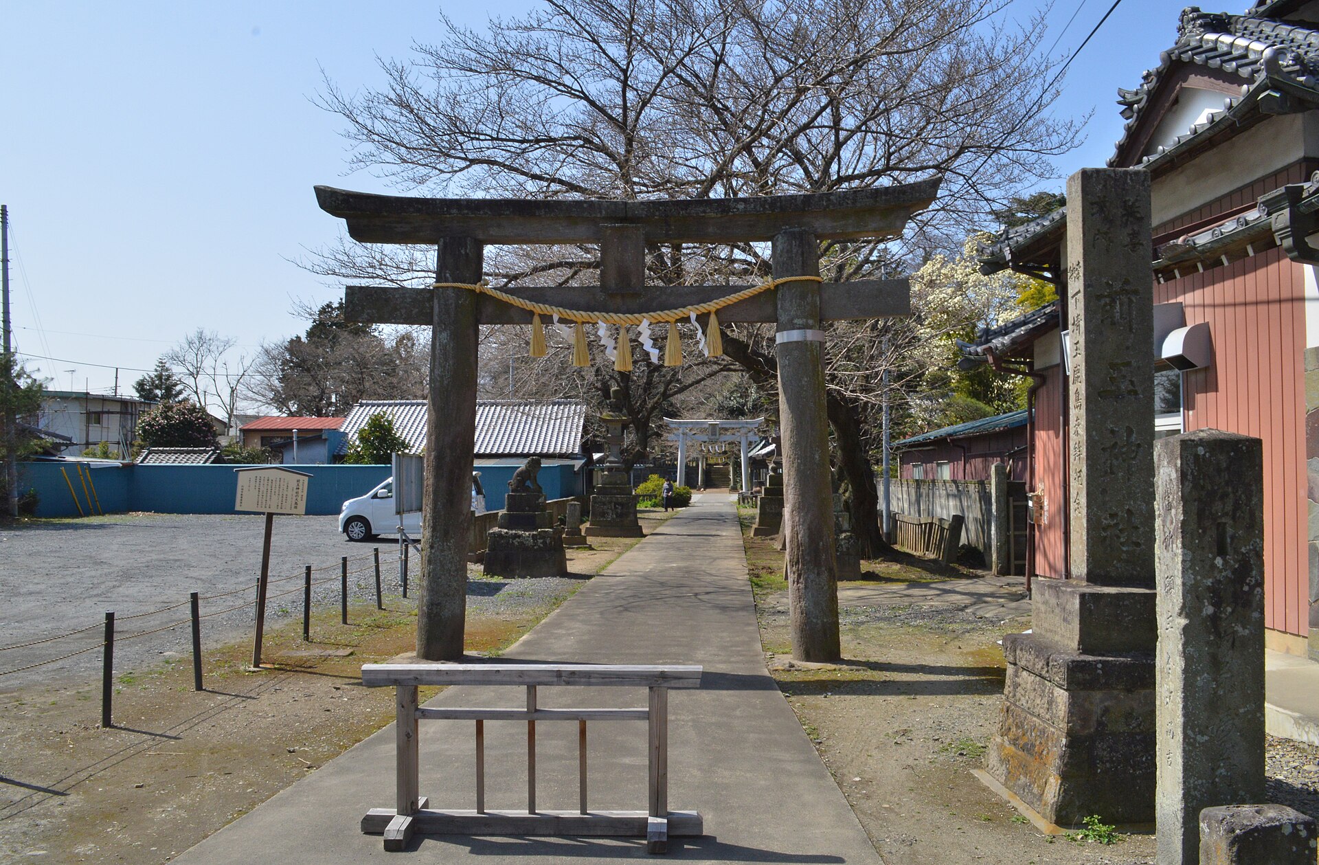 前玉神社の石鳥居と参道
