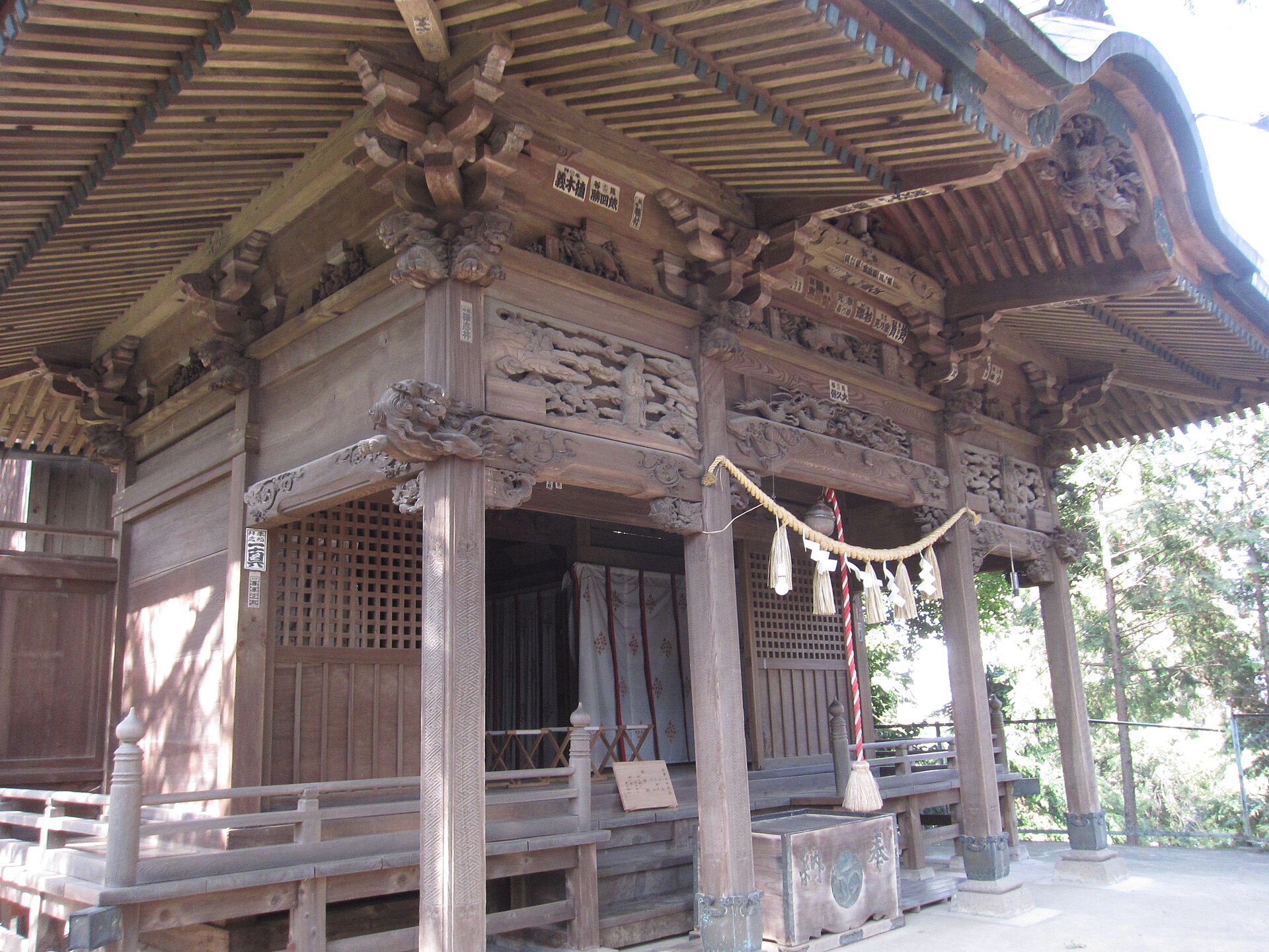 前玉神社拝殿の彫刻装飾