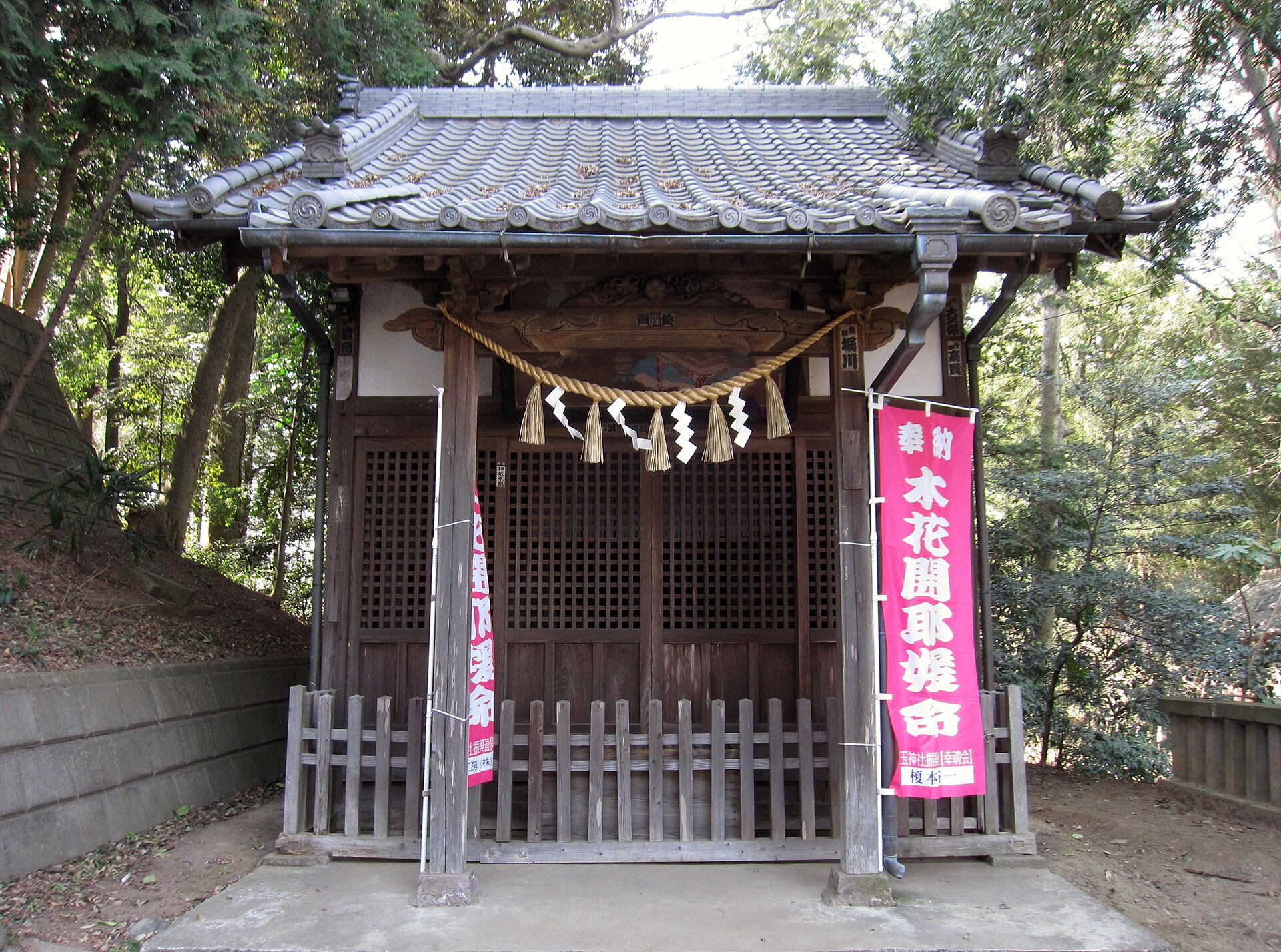 前玉神社境内にある浅間神社の社殿