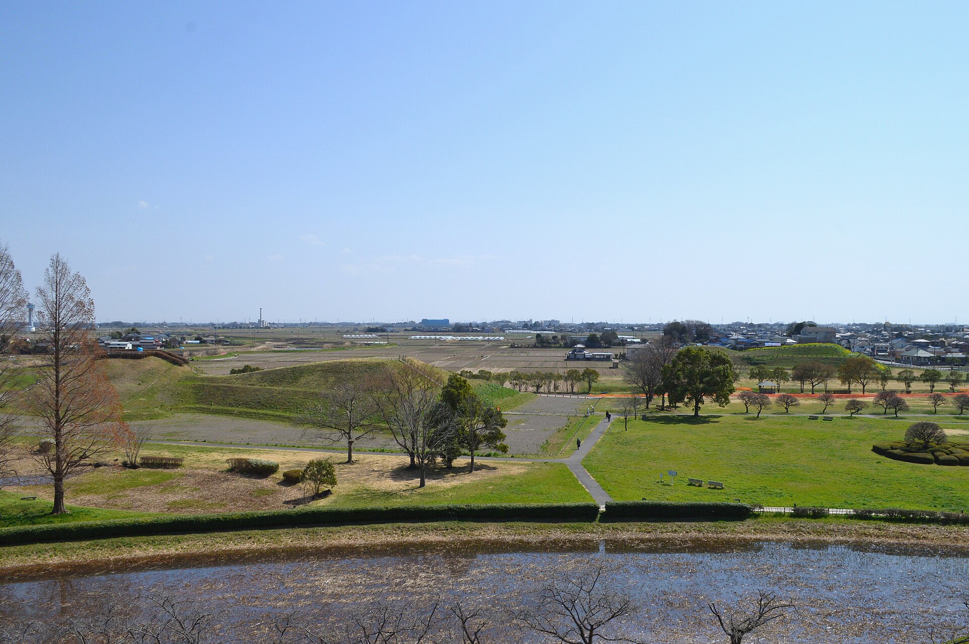 さきたま古墳公園、稲荷山古墳と将軍山古墳を望む