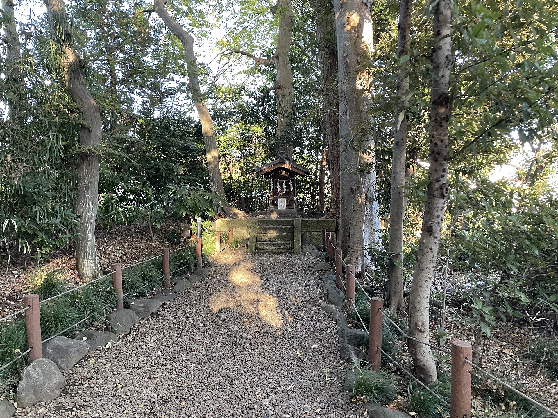 櫻木神社、境内社への小径