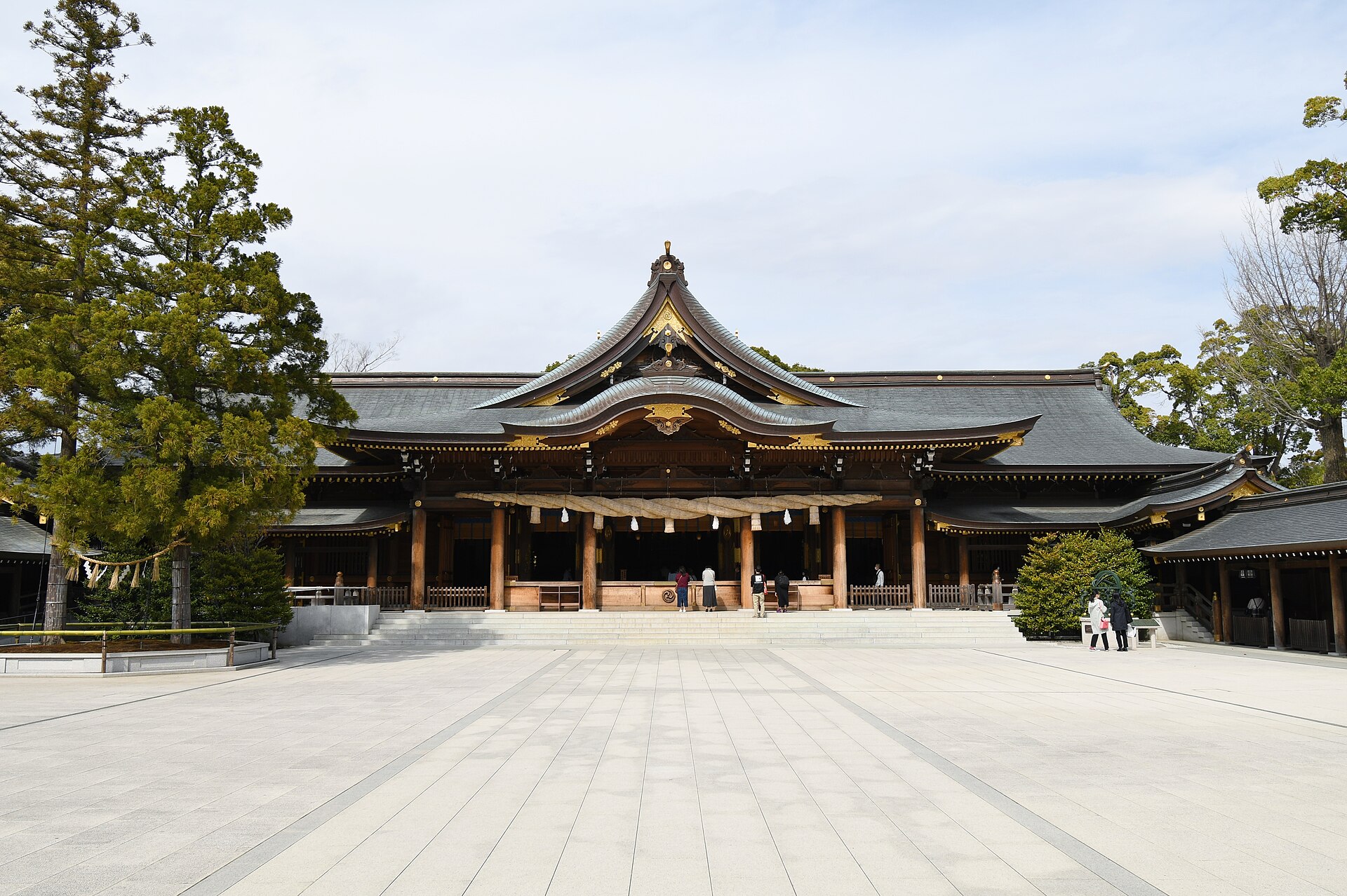寒川神社の拝殿、しめ縄が飾られた壮麗な社殿