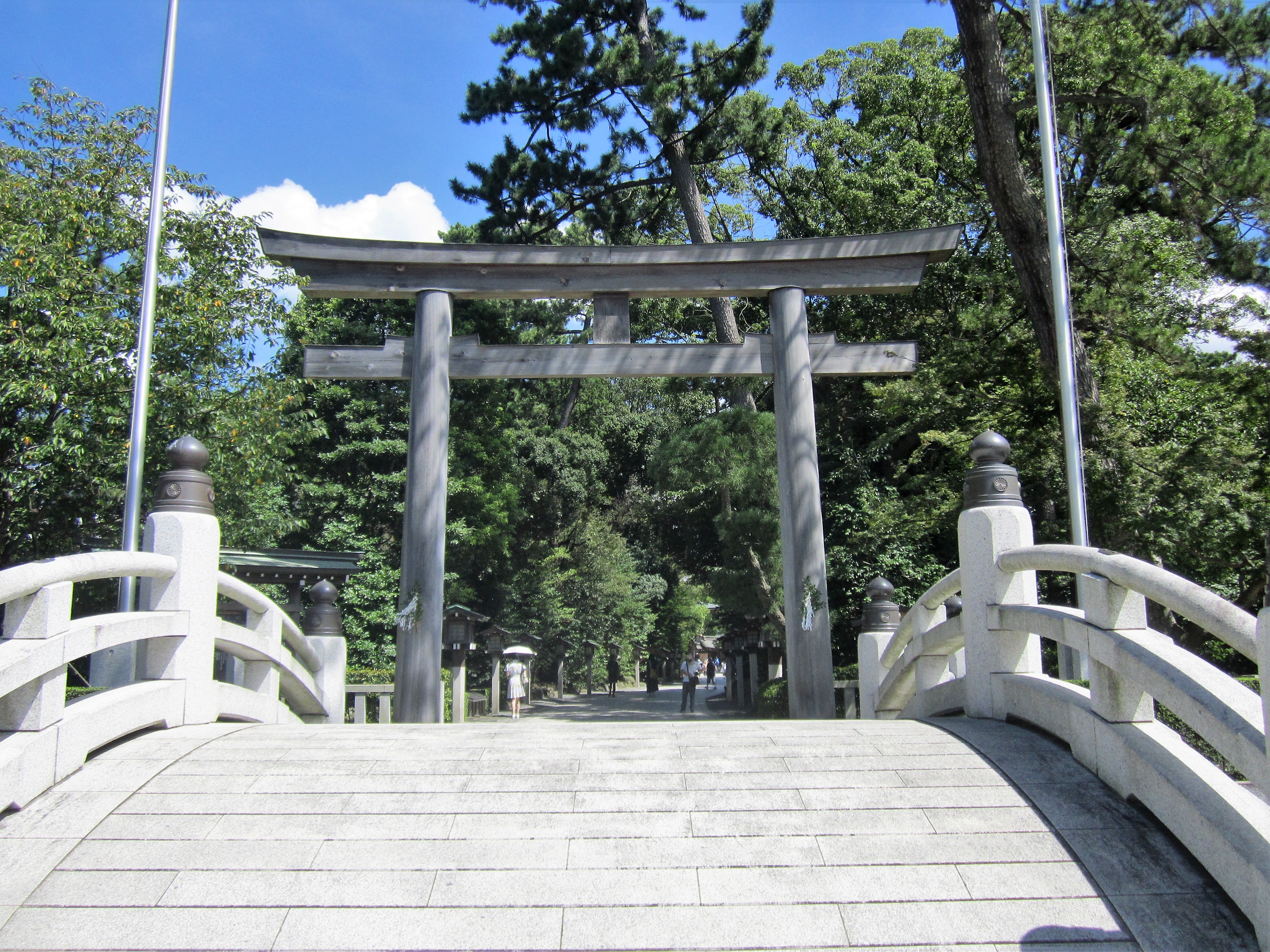 寒川神社の神橋と一の鳥居、参道の眺め
