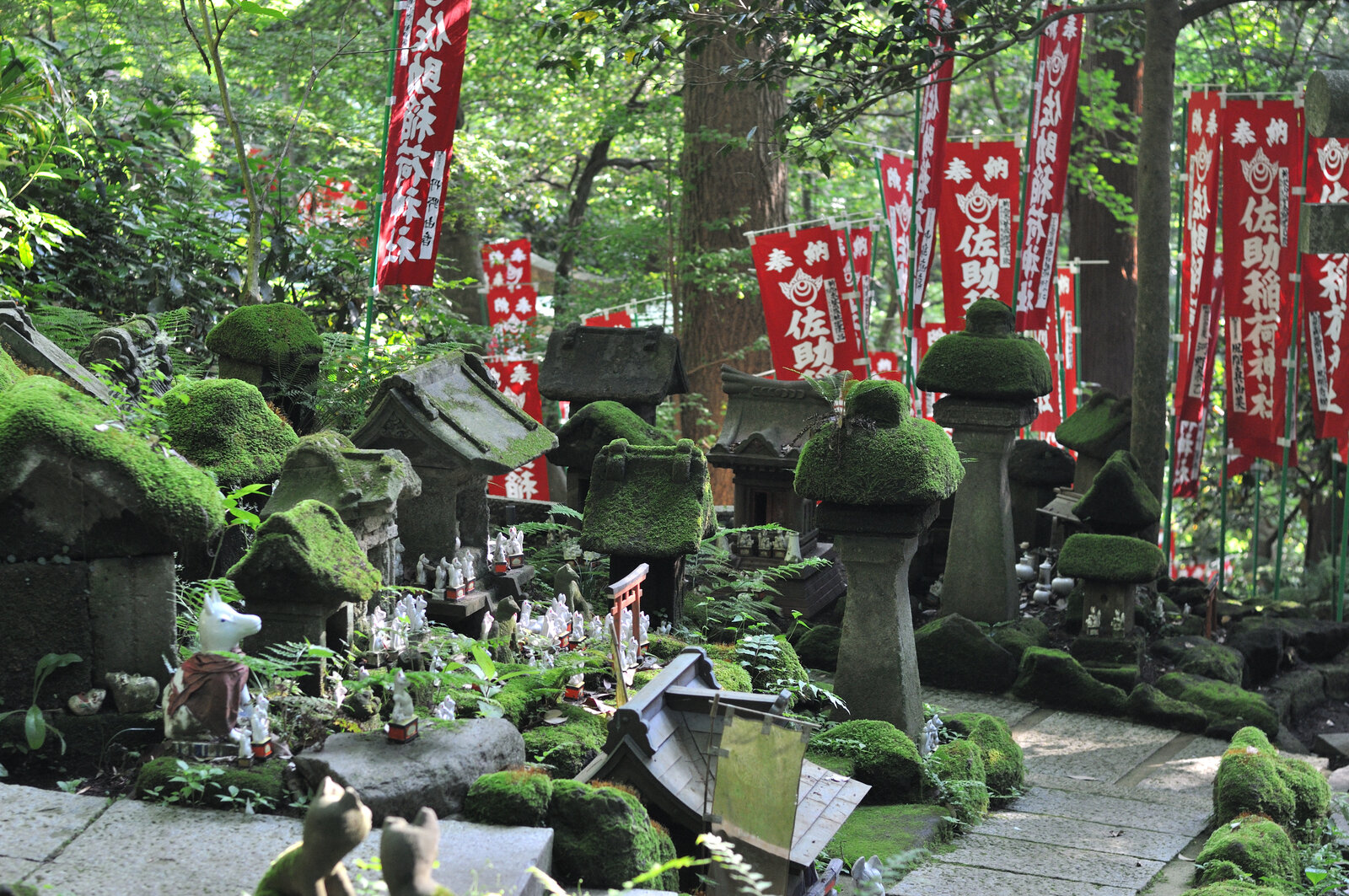 佐助稲荷神社、朱の幟と苔むした石灯籠が並ぶ参道