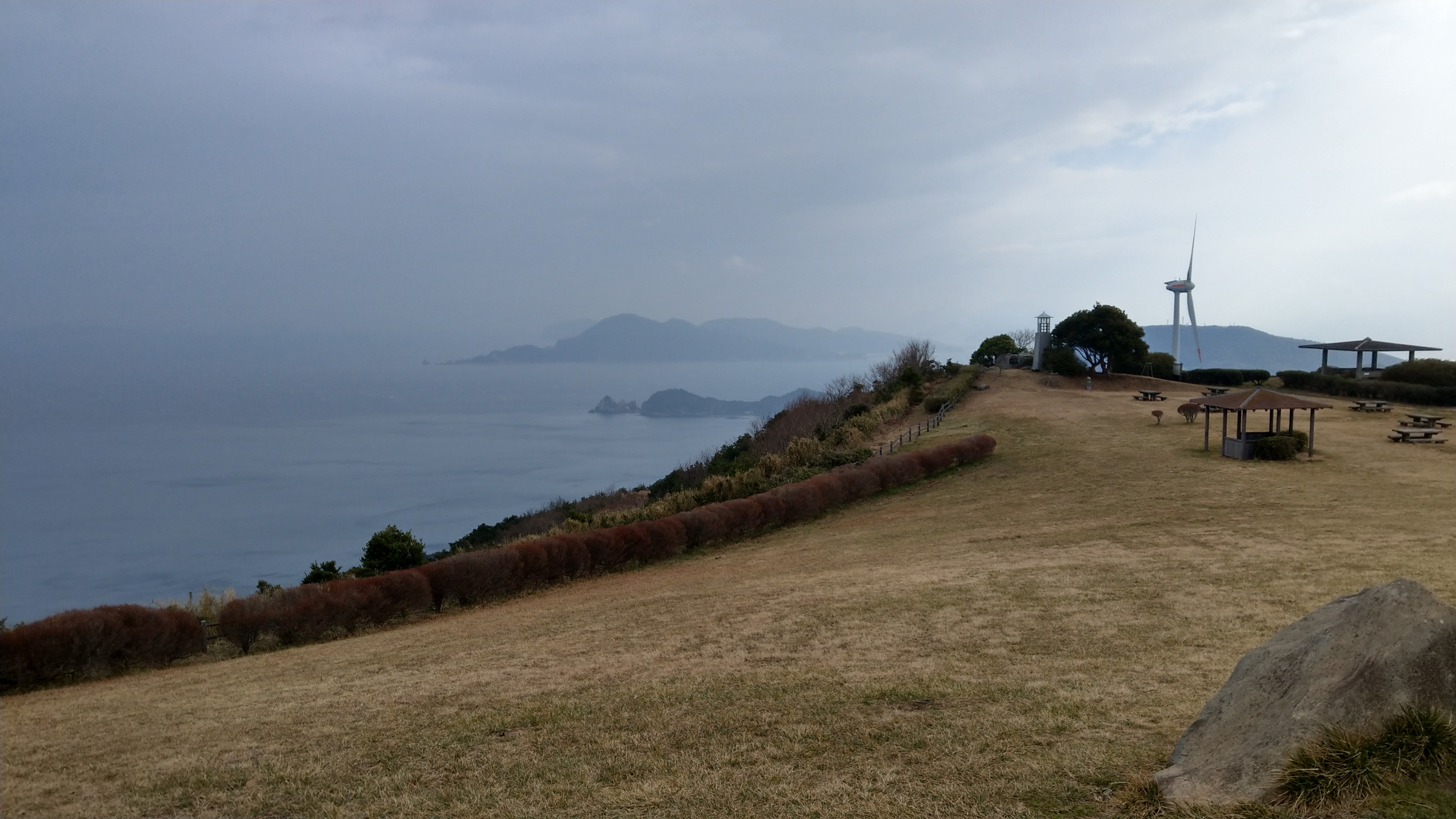 千畳敷の草原と日本海の海岸線