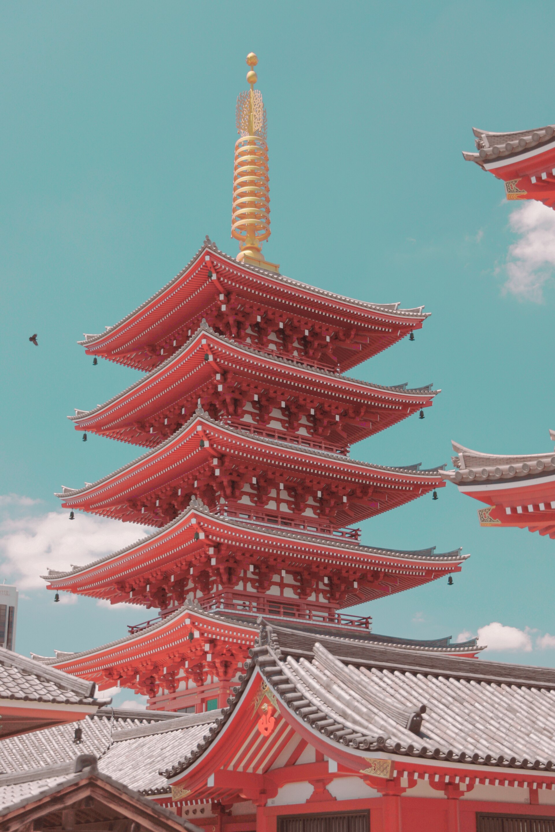 浅草寺の朱塗りの五重塔
