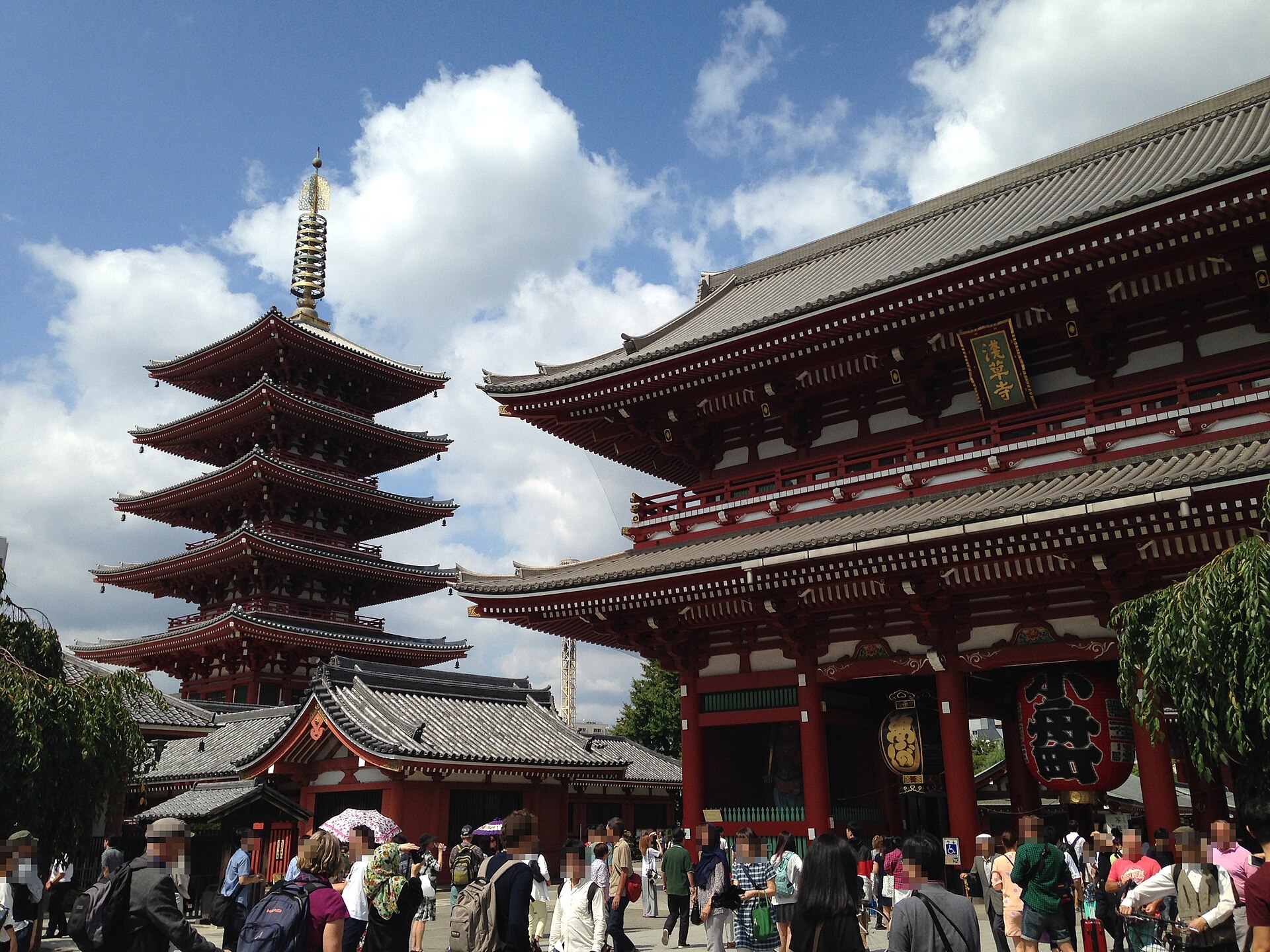 青空に映える浅草寺の宝蔵門と五重塔