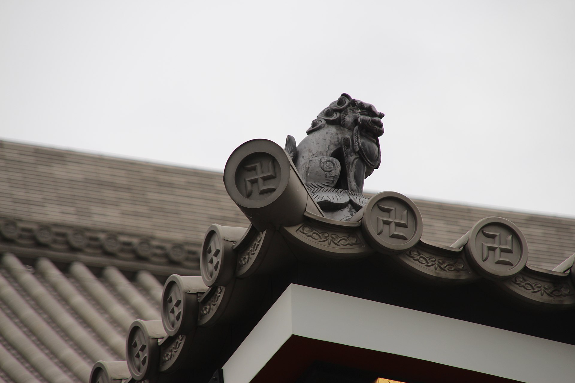 浅草寺の屋根を飾る鬼瓦の装飾