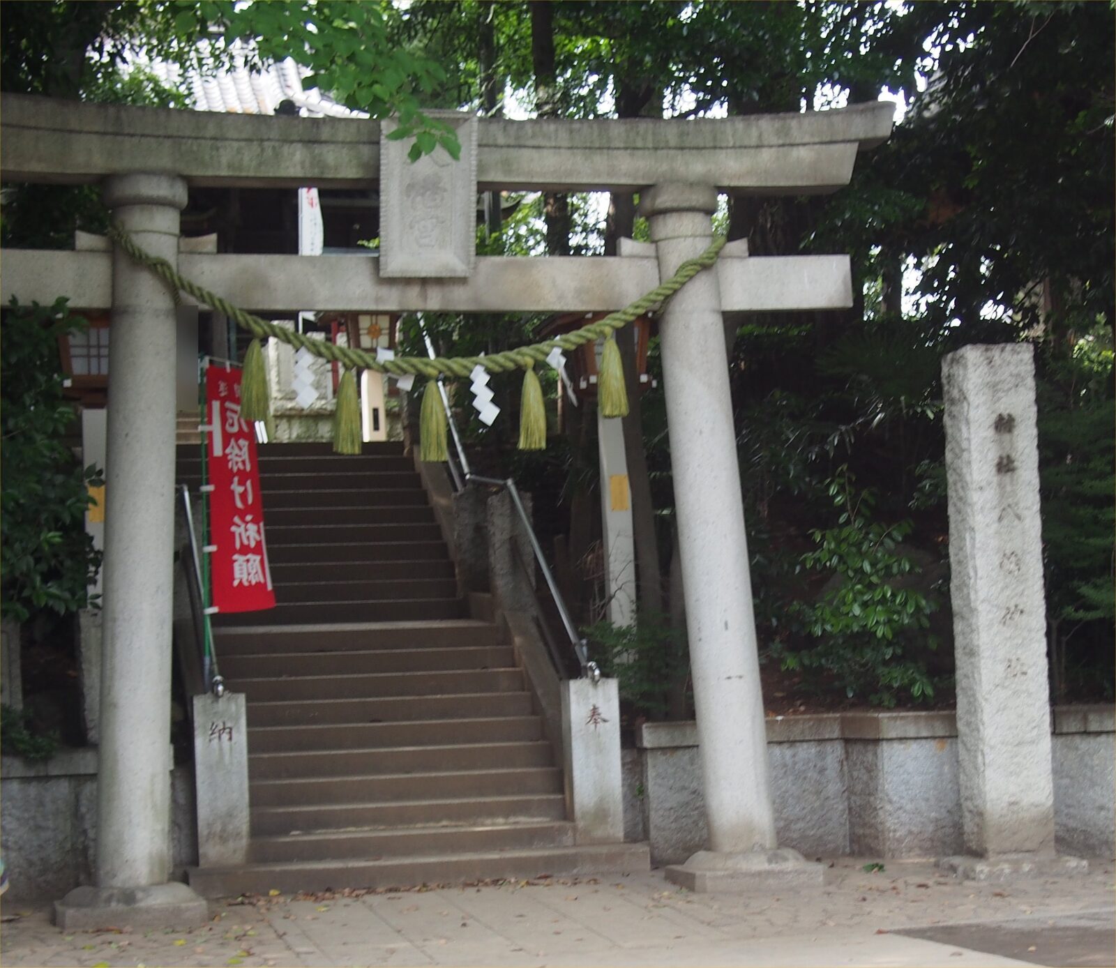 千束八幡神社の鳥居と参道の石段