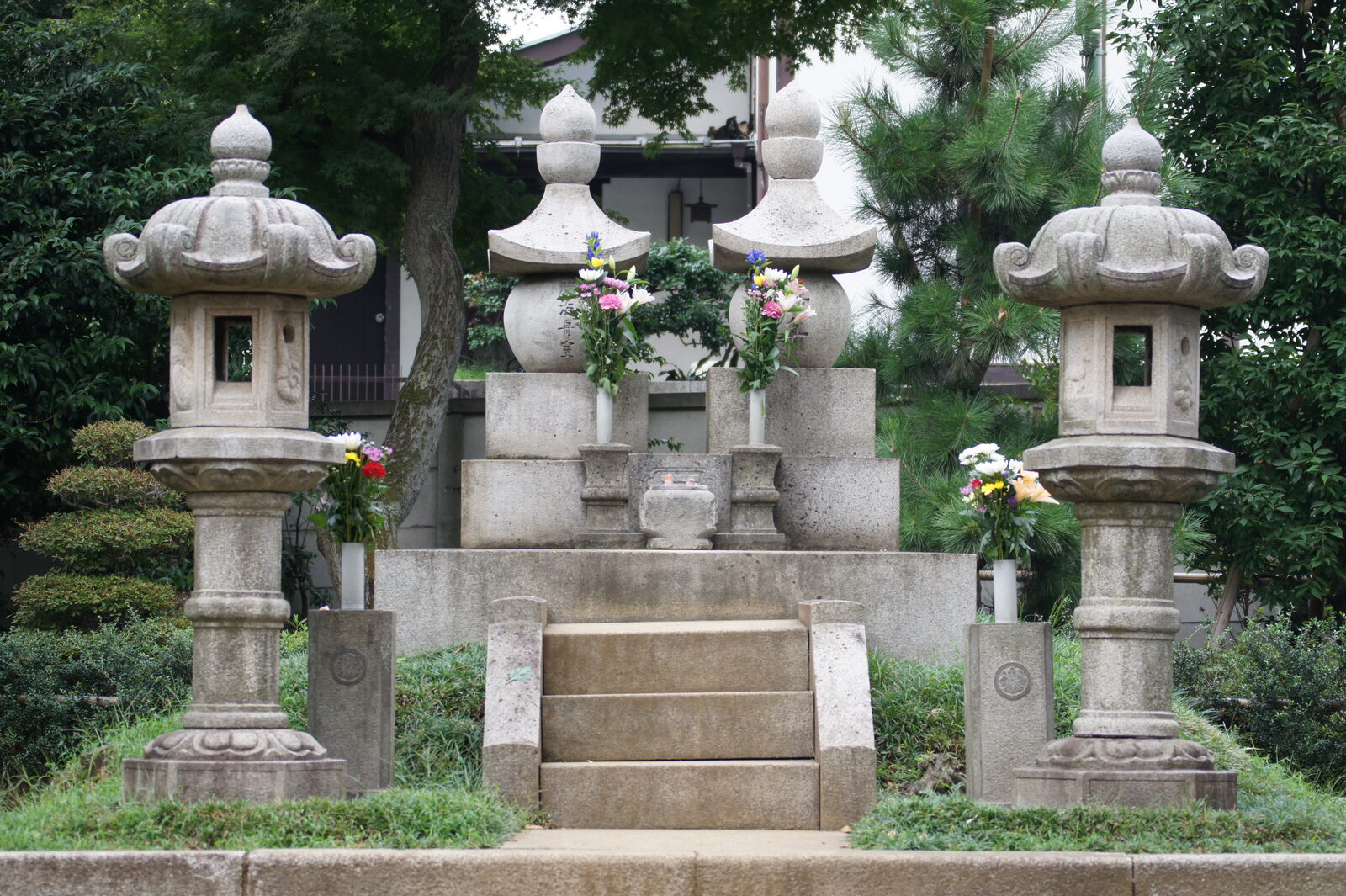 勝海舟夫妻墓所