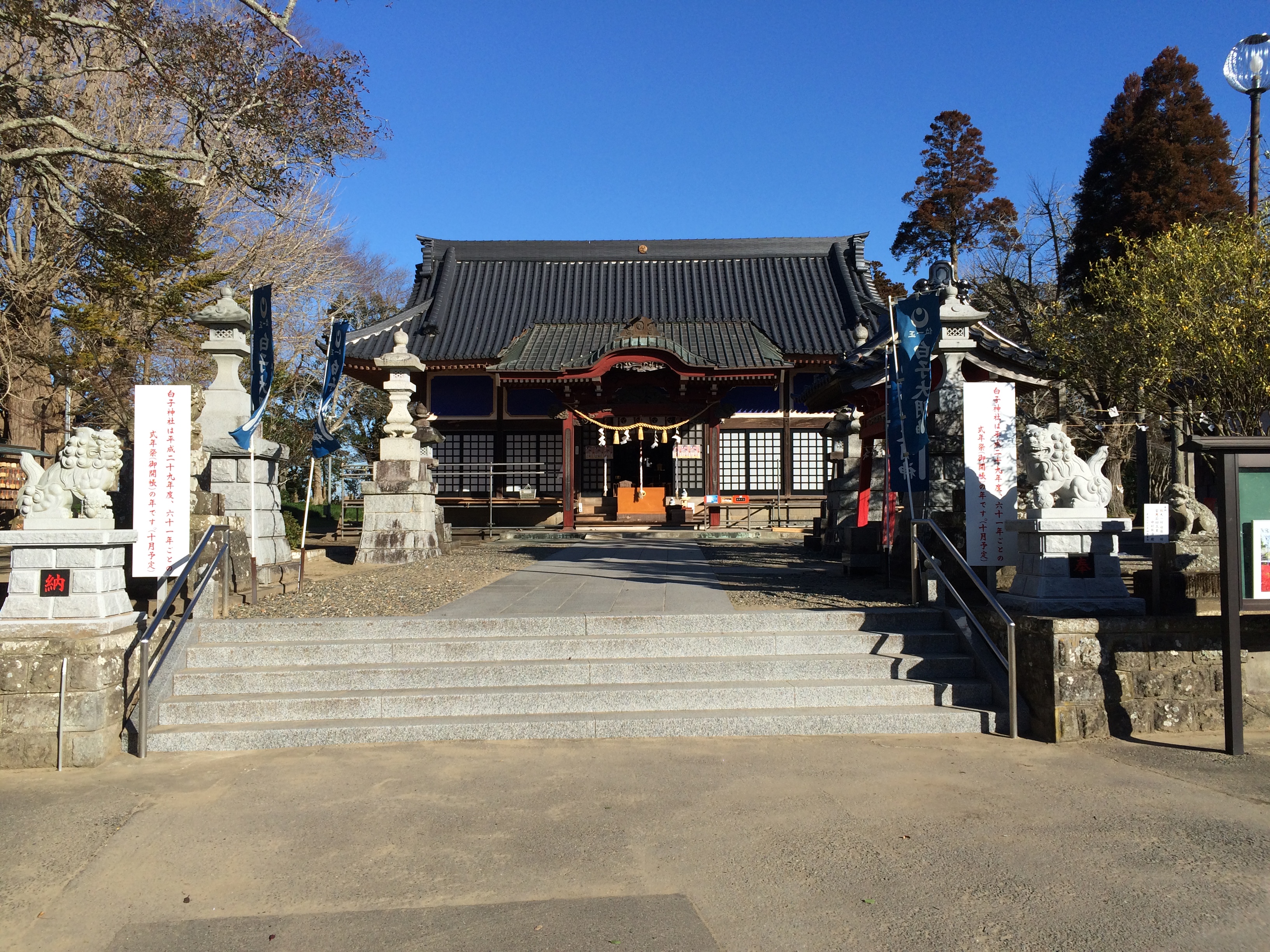白子神社の本殿と参道