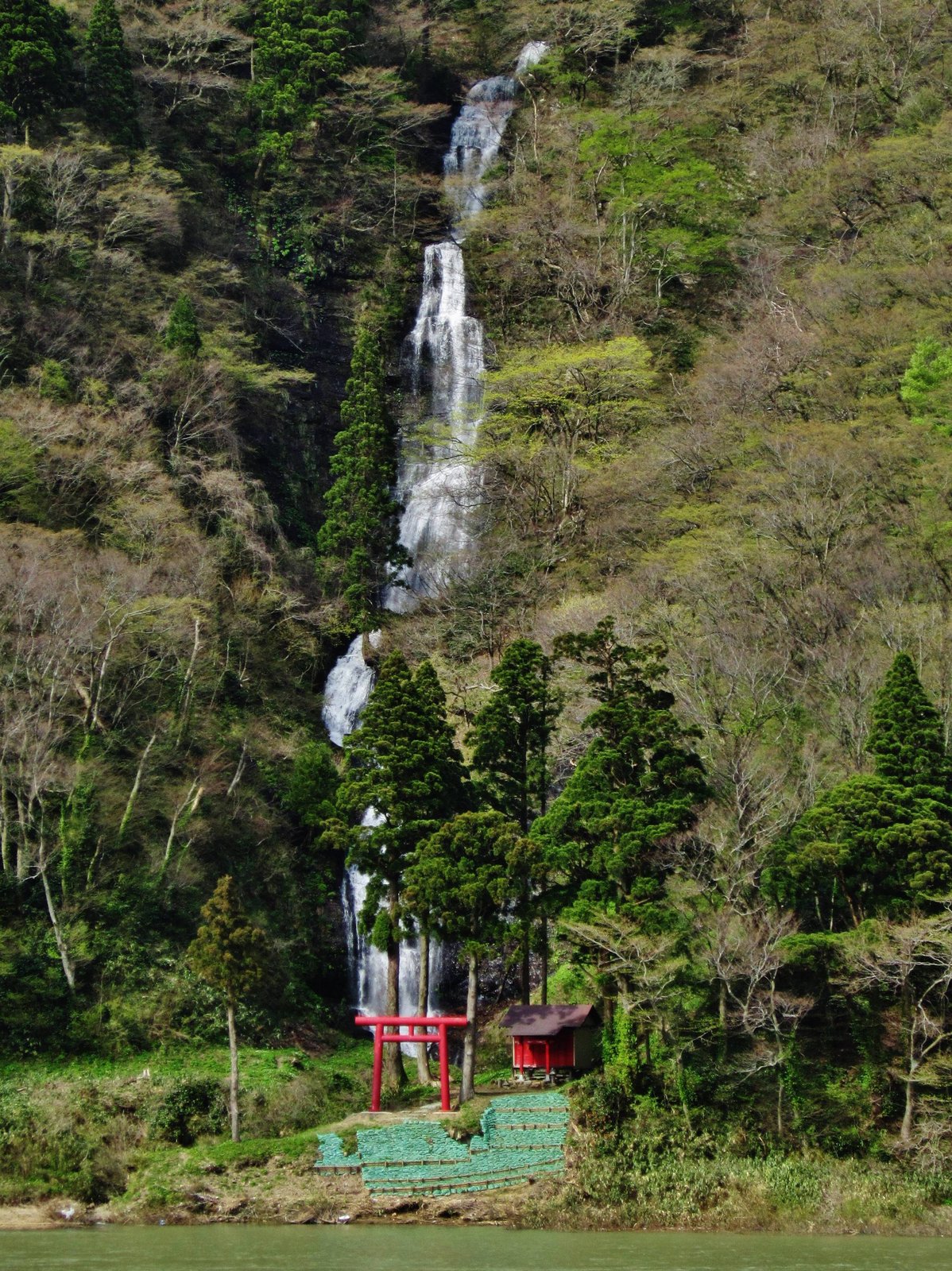 幾筋にも分かれて岩肌を流れ落ちる白糸の滝の全景