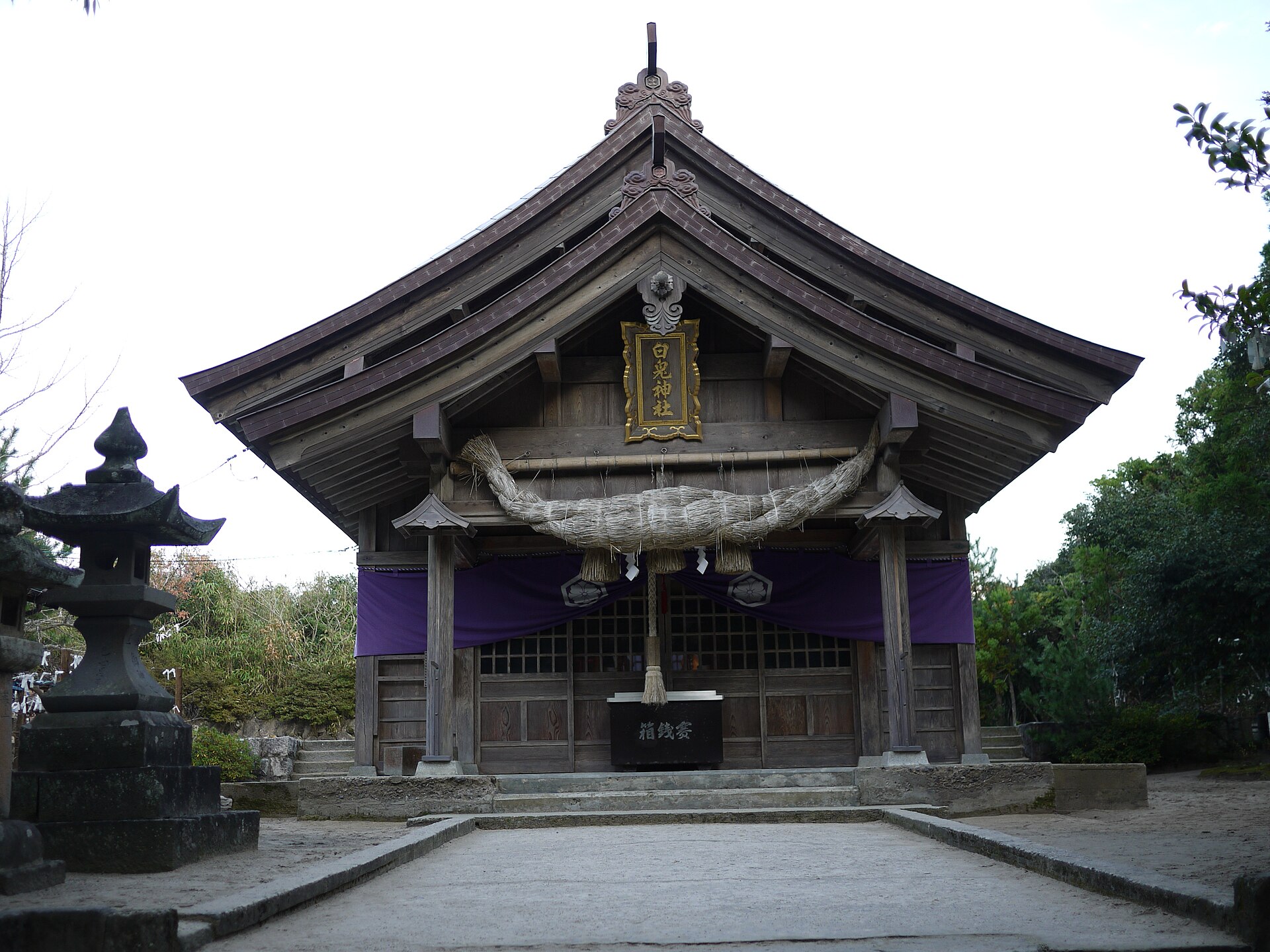 白兎神社の拝殿正面、社号額と大きな注連縄