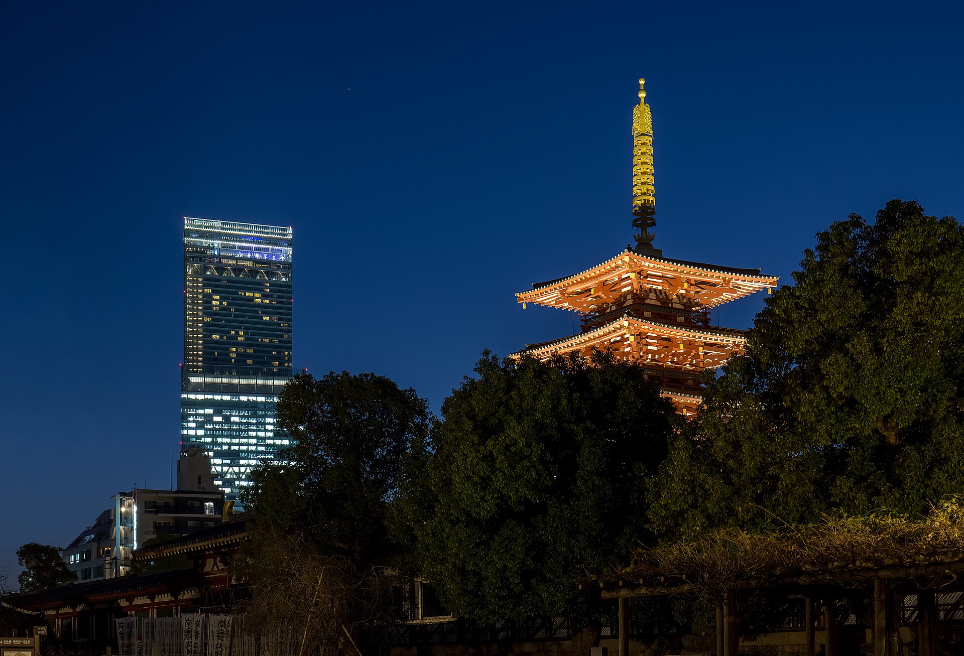 四天王寺の五重塔とあべのハルカスの夕景