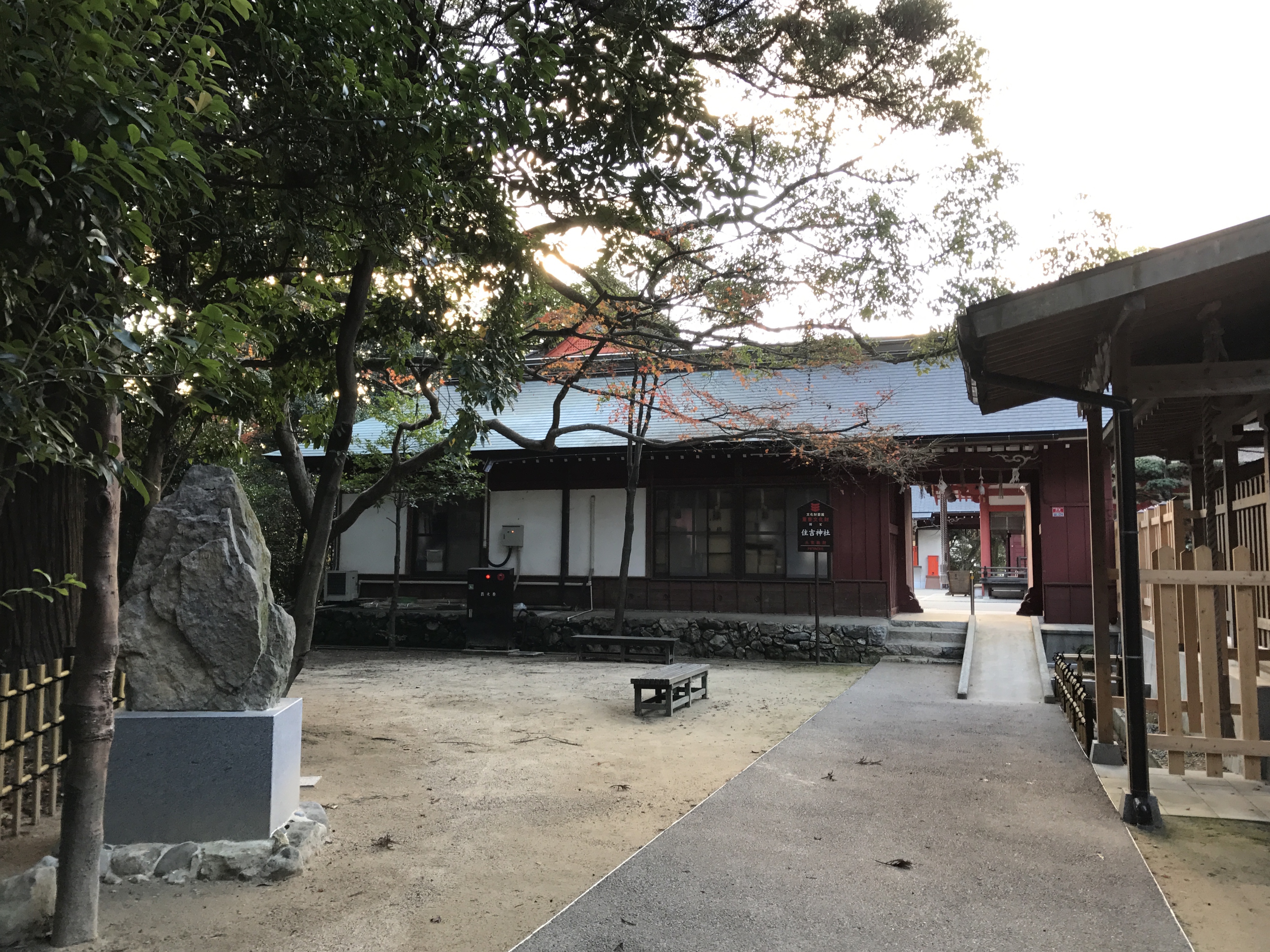 住吉神社の境内、儀式殿へ続く庭