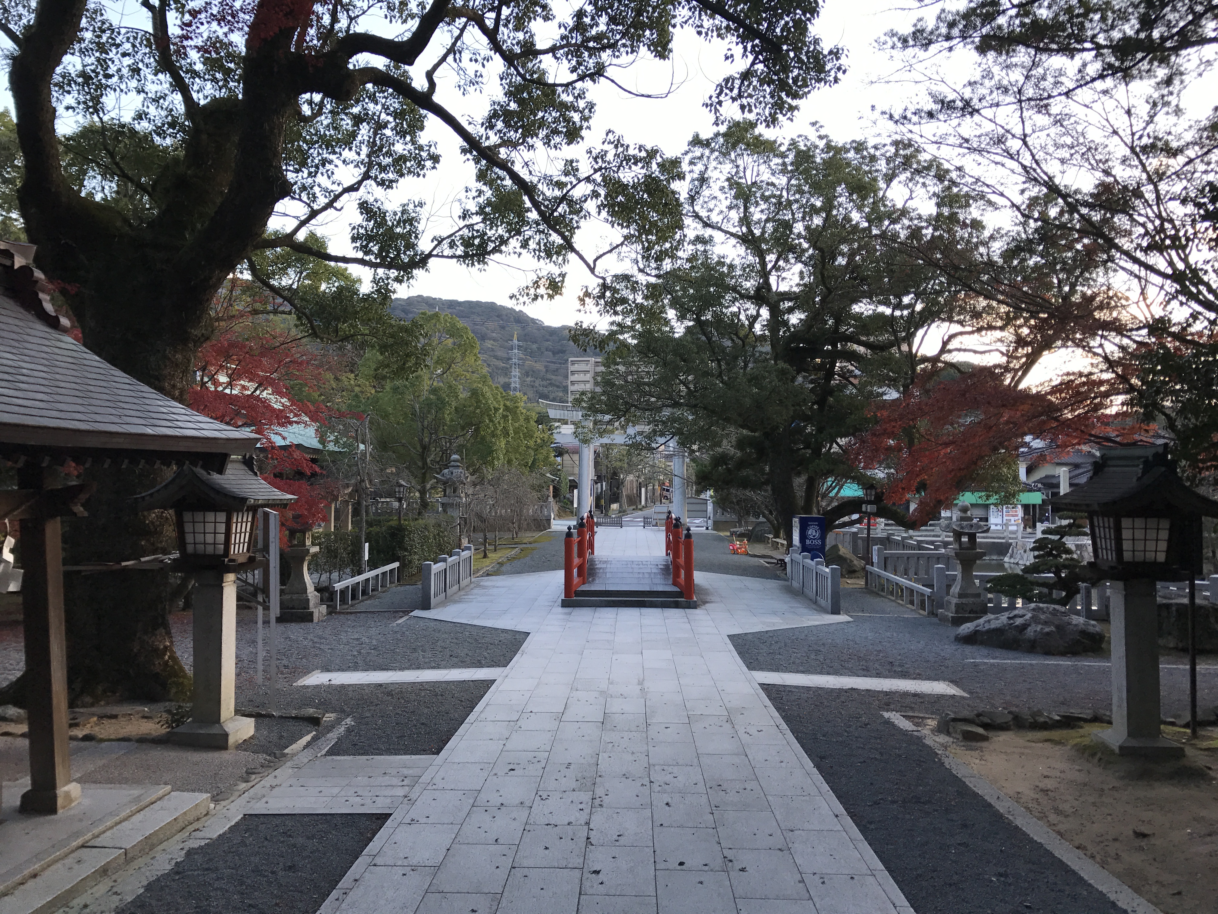 住吉神社の神橋と大鳥居、参道の様子