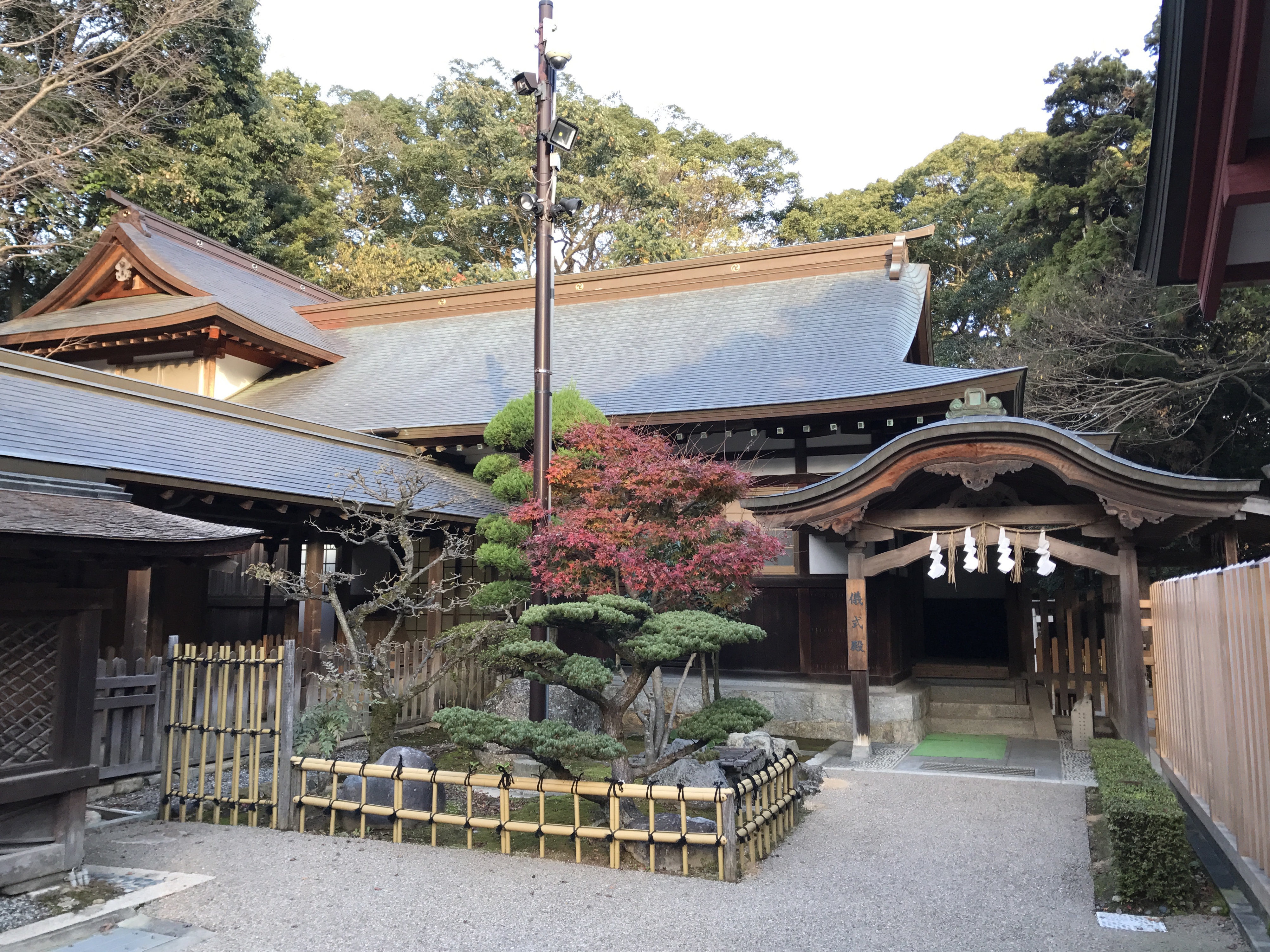 住吉神社の儀式殿、木々に囲まれた社殿