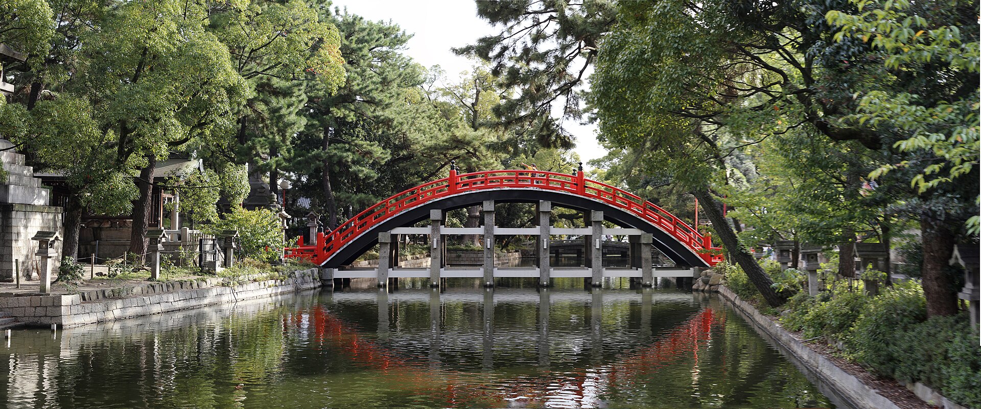 住吉大社の朱塗りの反橋(太鼓橋)