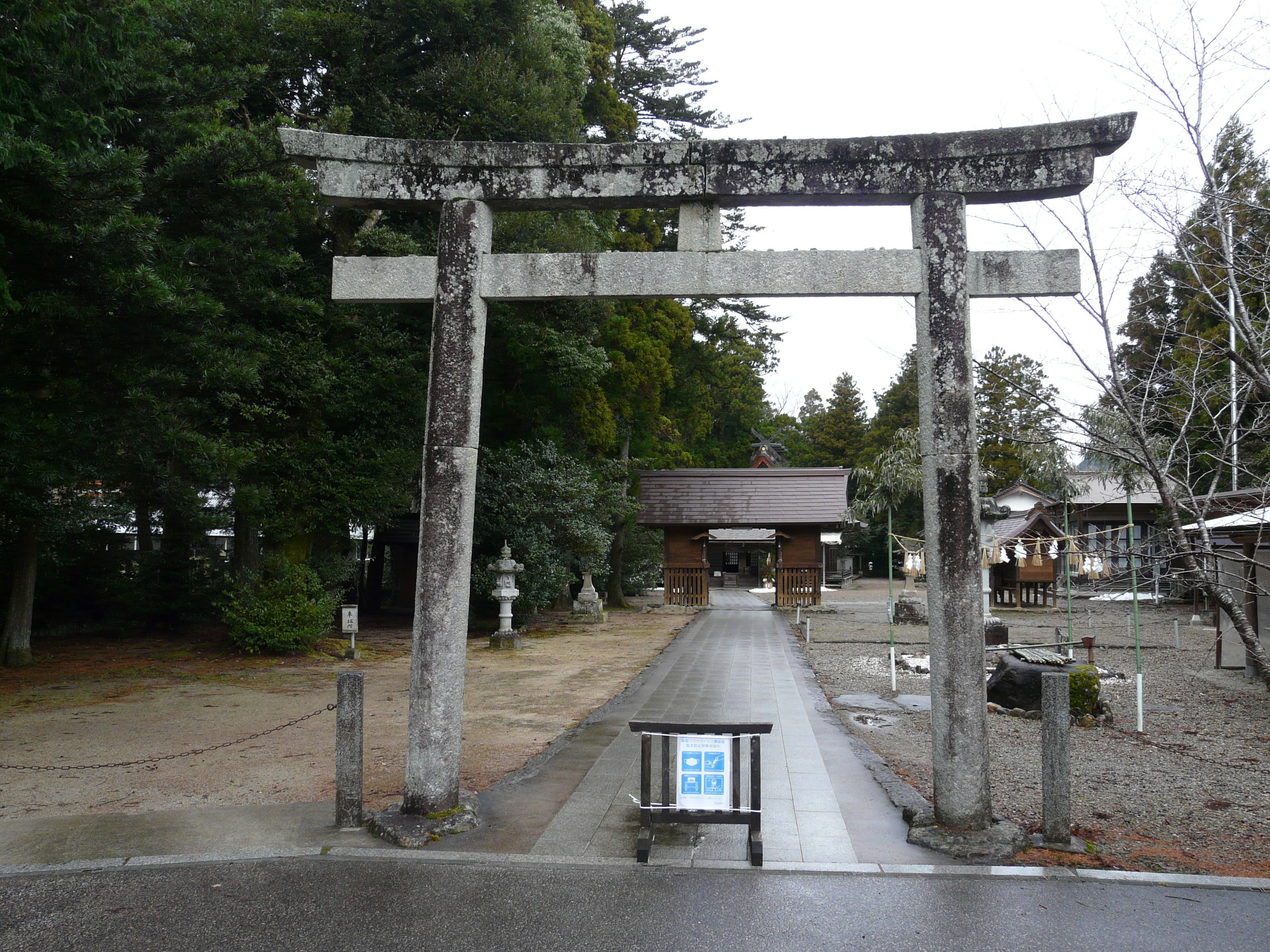 須佐神社の入口に立つ鳥居と参道