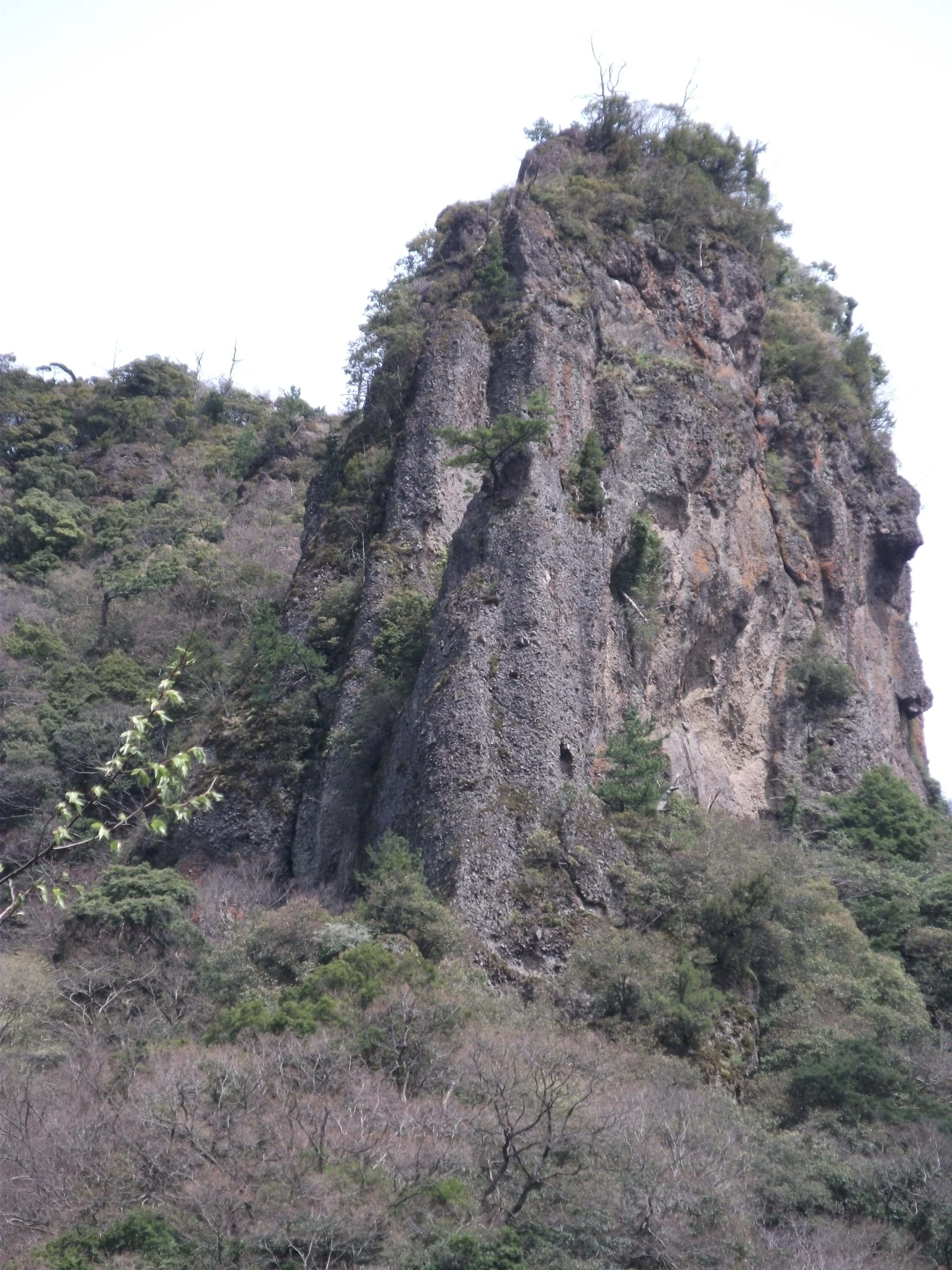 立久恵峡の空へそびえる奇岩群と新緑