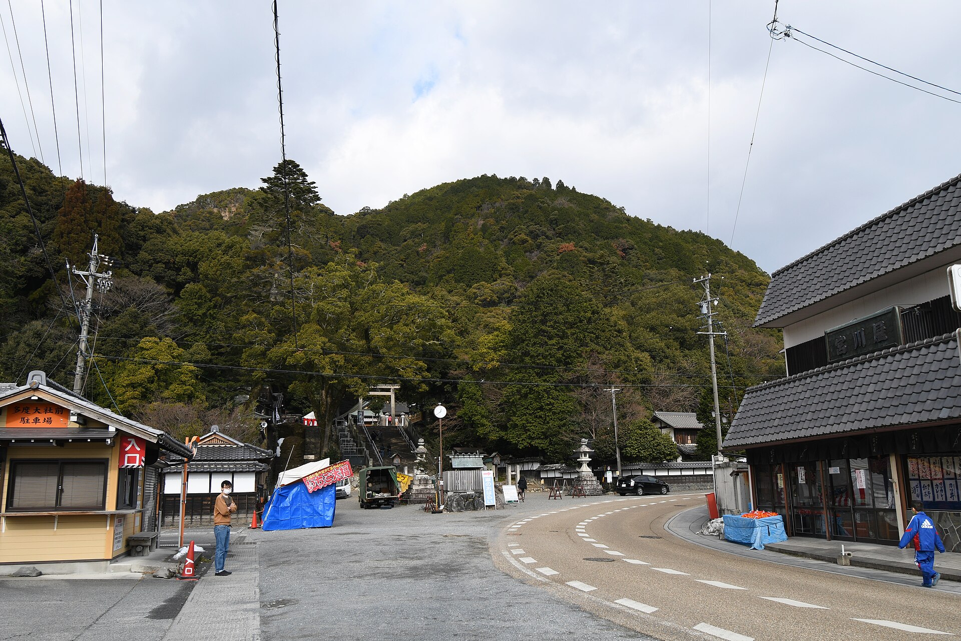 山麓に鎮まる多度大社の全景