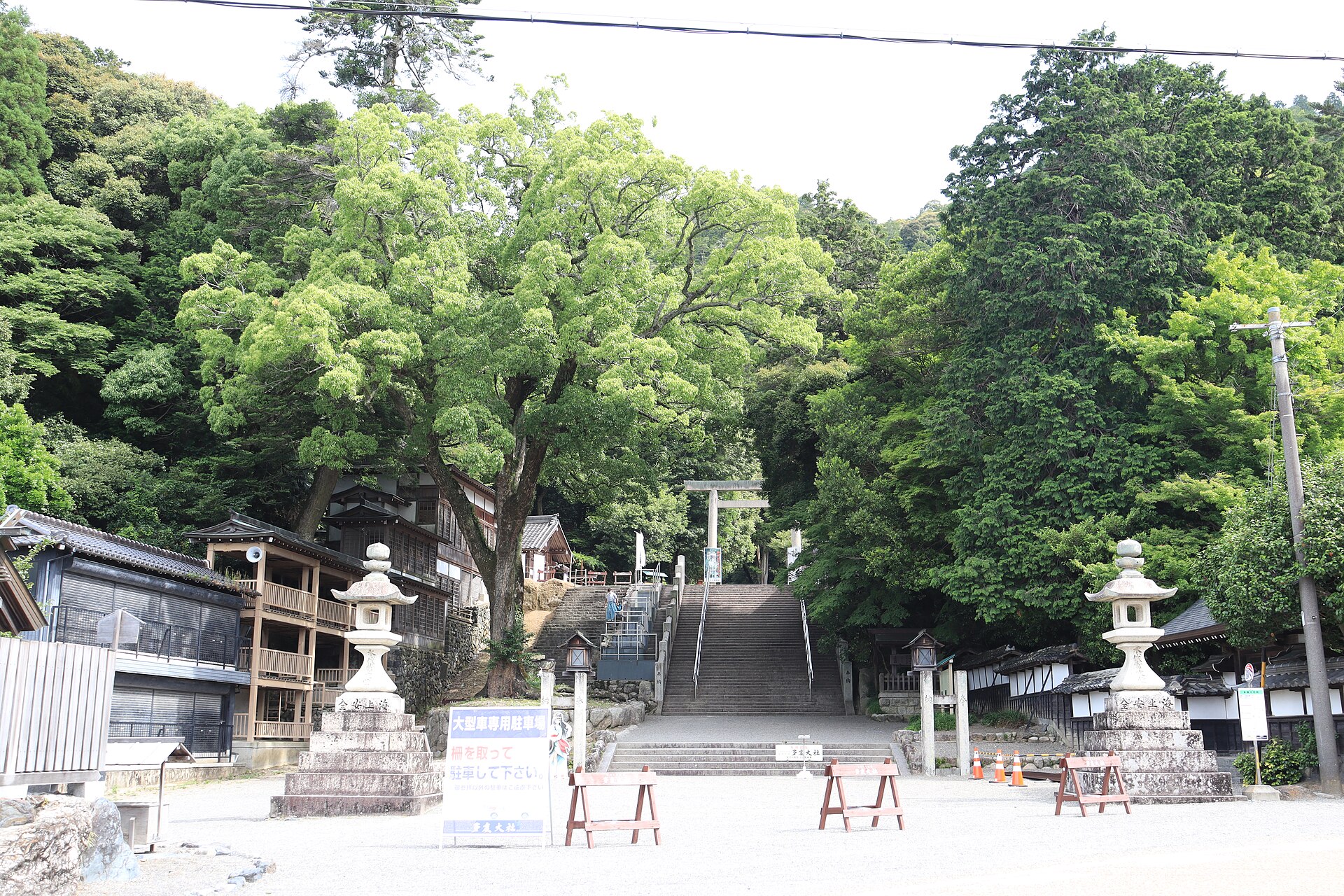 多度大社の社殿と参道