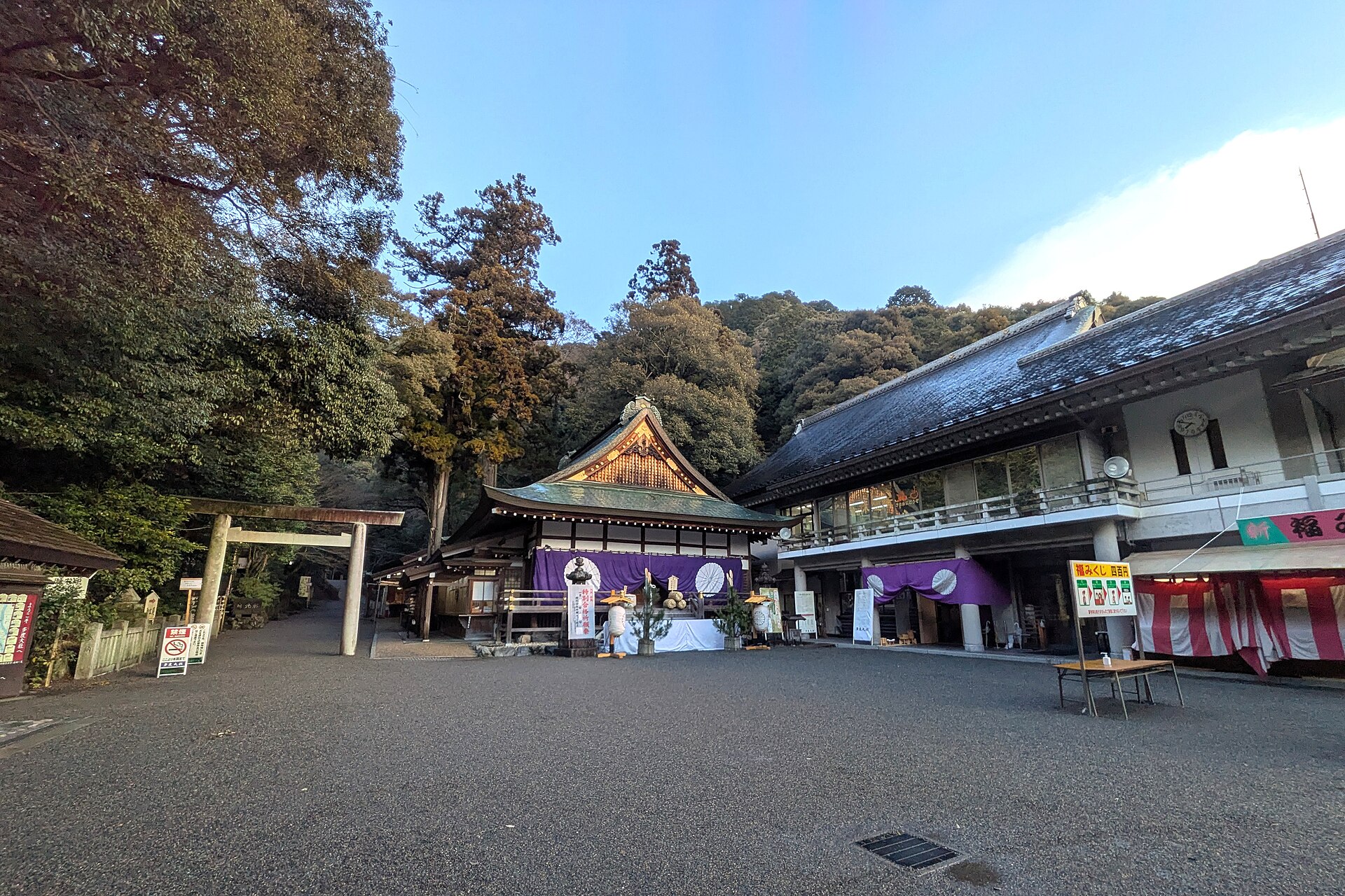 冬の多度大社の境内