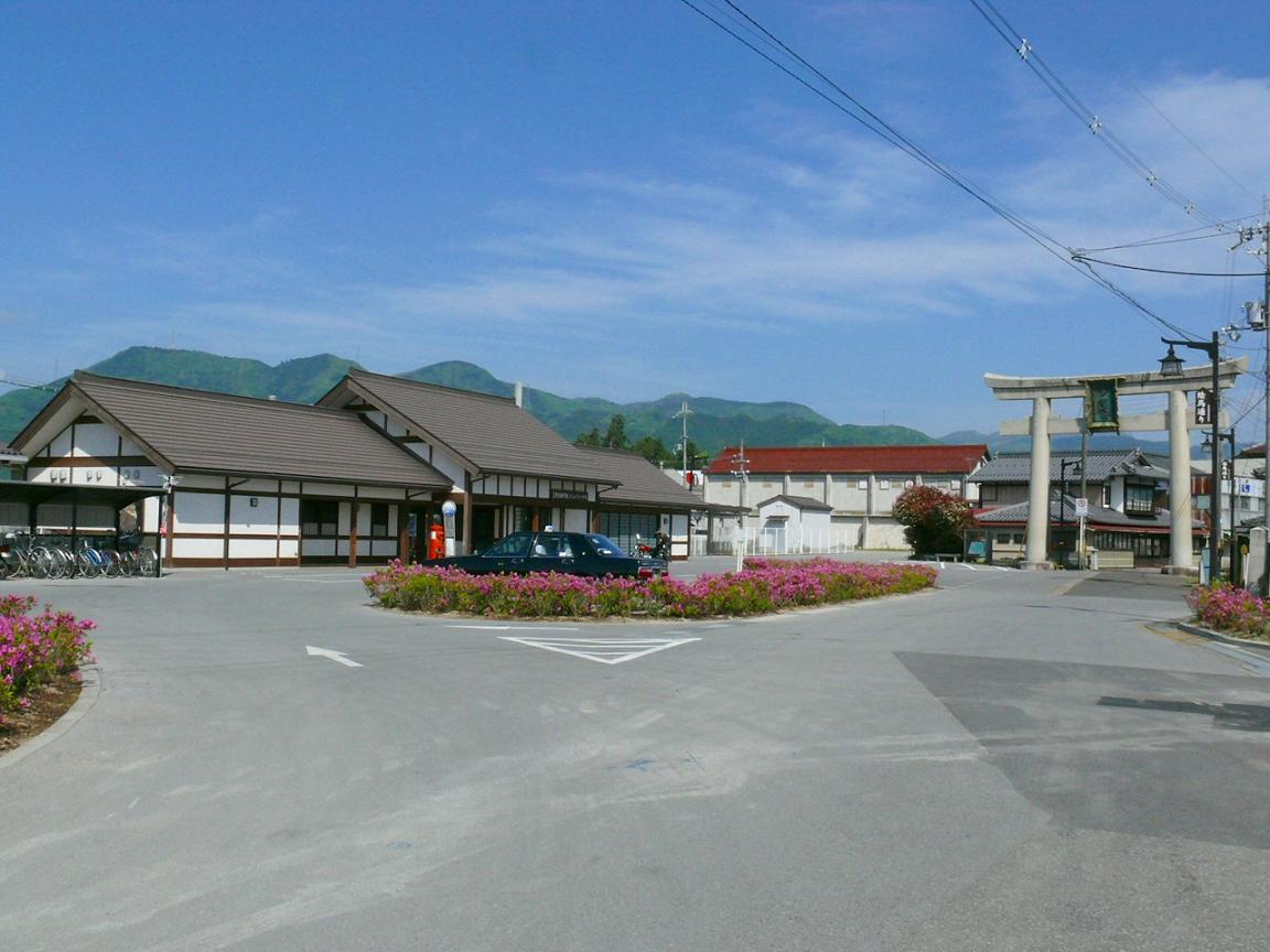 多賀大社前駅と一の鳥居