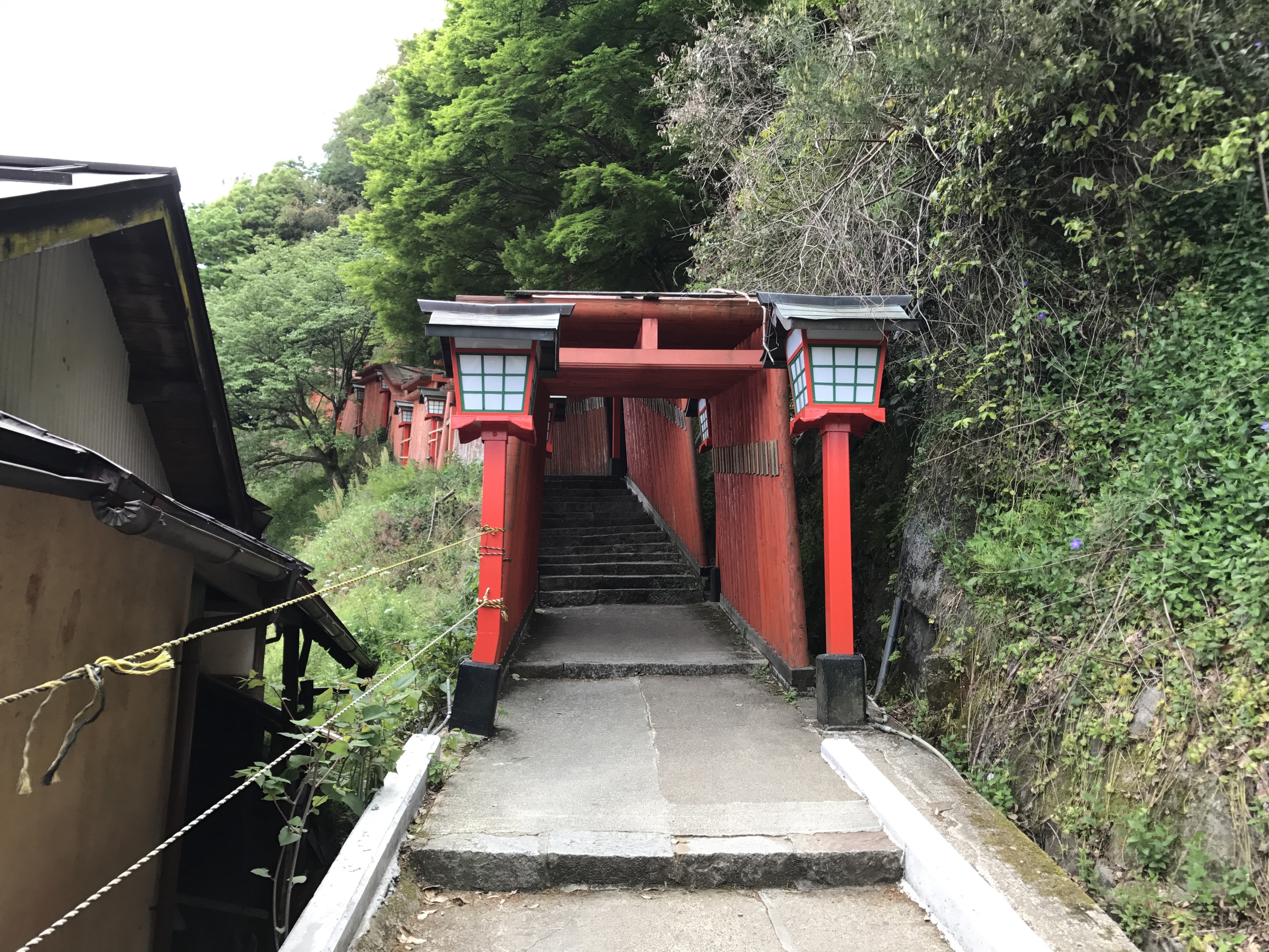 太皷谷稲成神社の朱塗りの千本鳥居が連なる参道