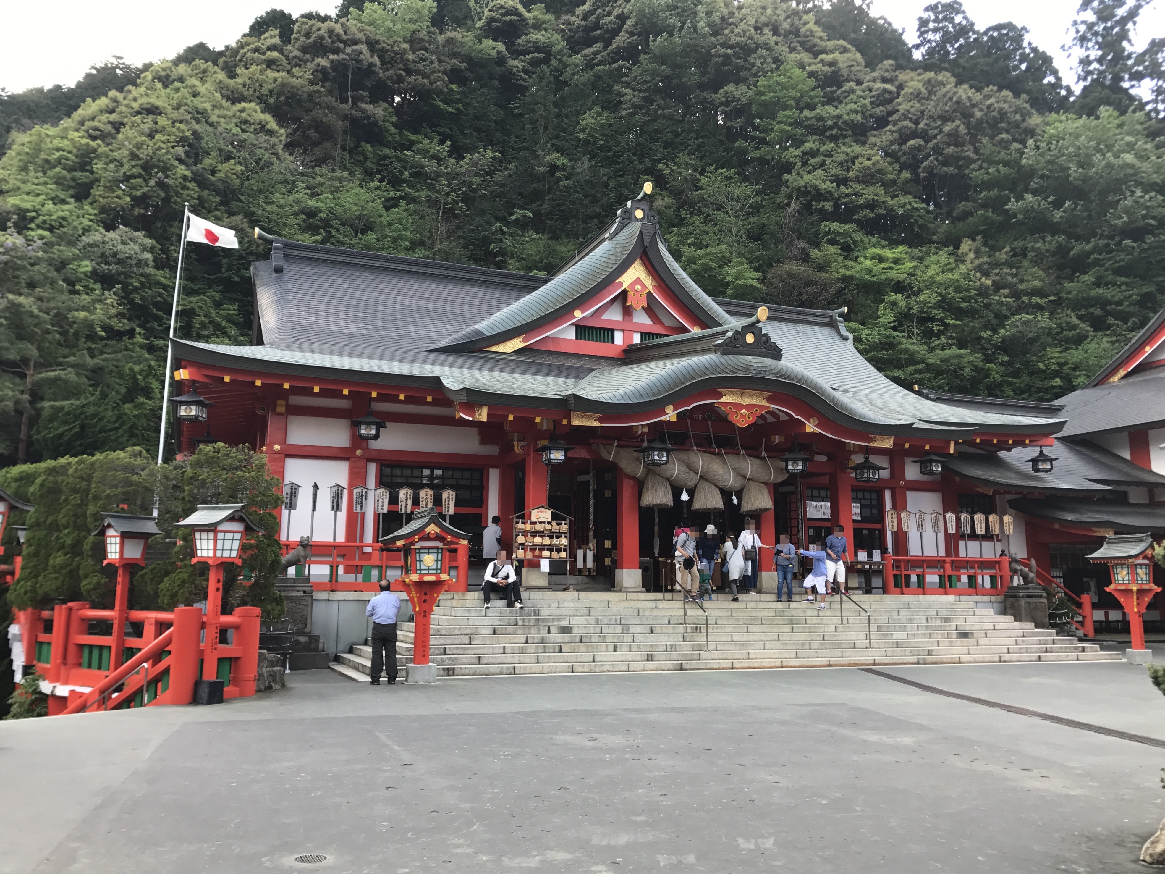 太皷谷稲成神社の本殿と大しめ縄