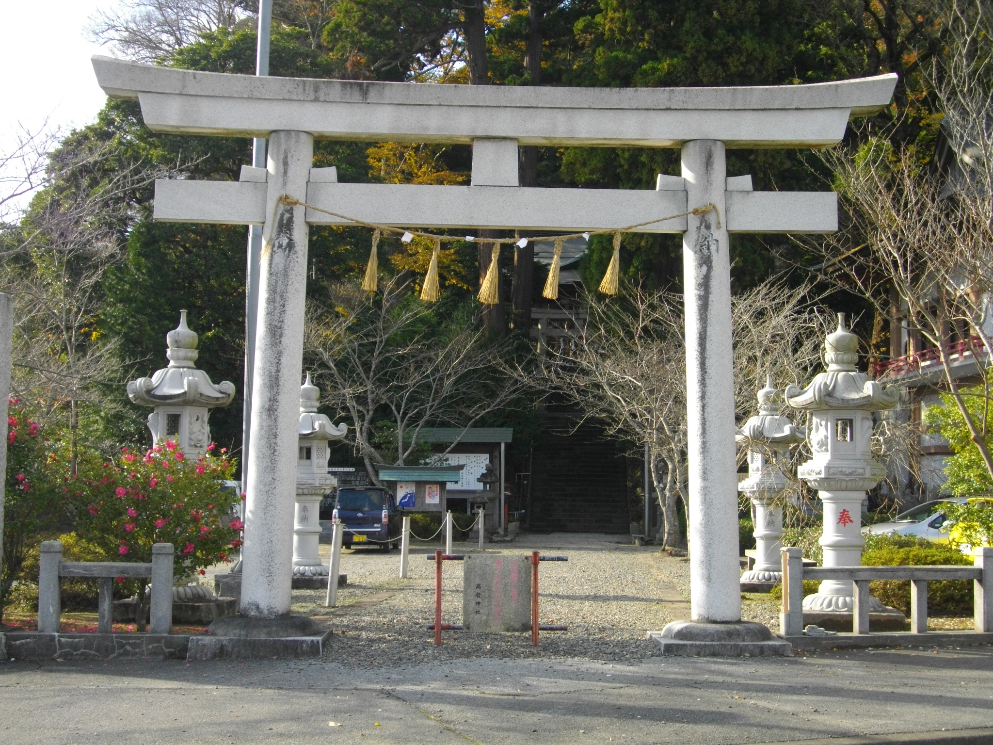 高瀧神社の大鳥居と参道