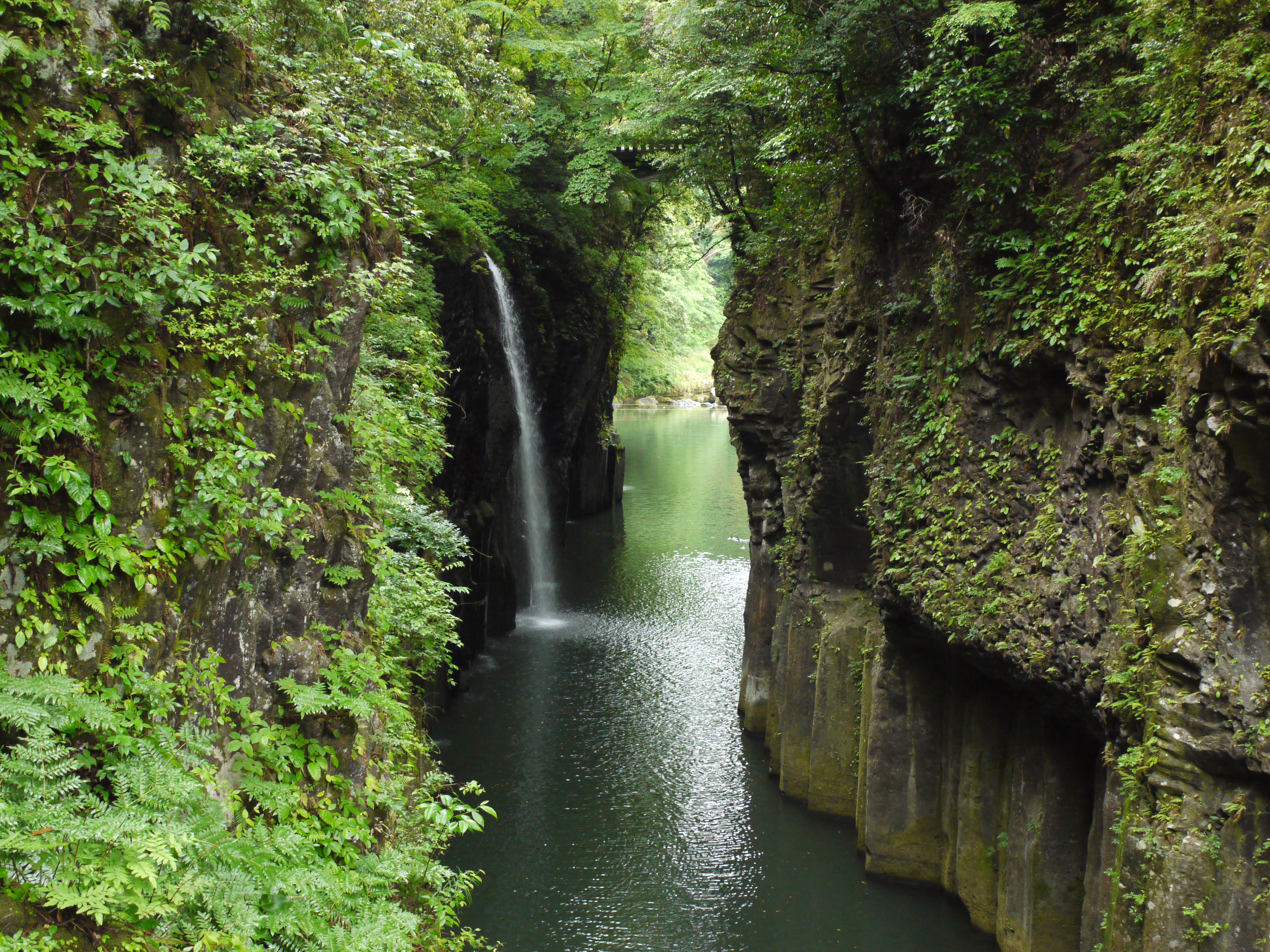 真名井の滝と御橋を含む高千穂峡の渓谷全景