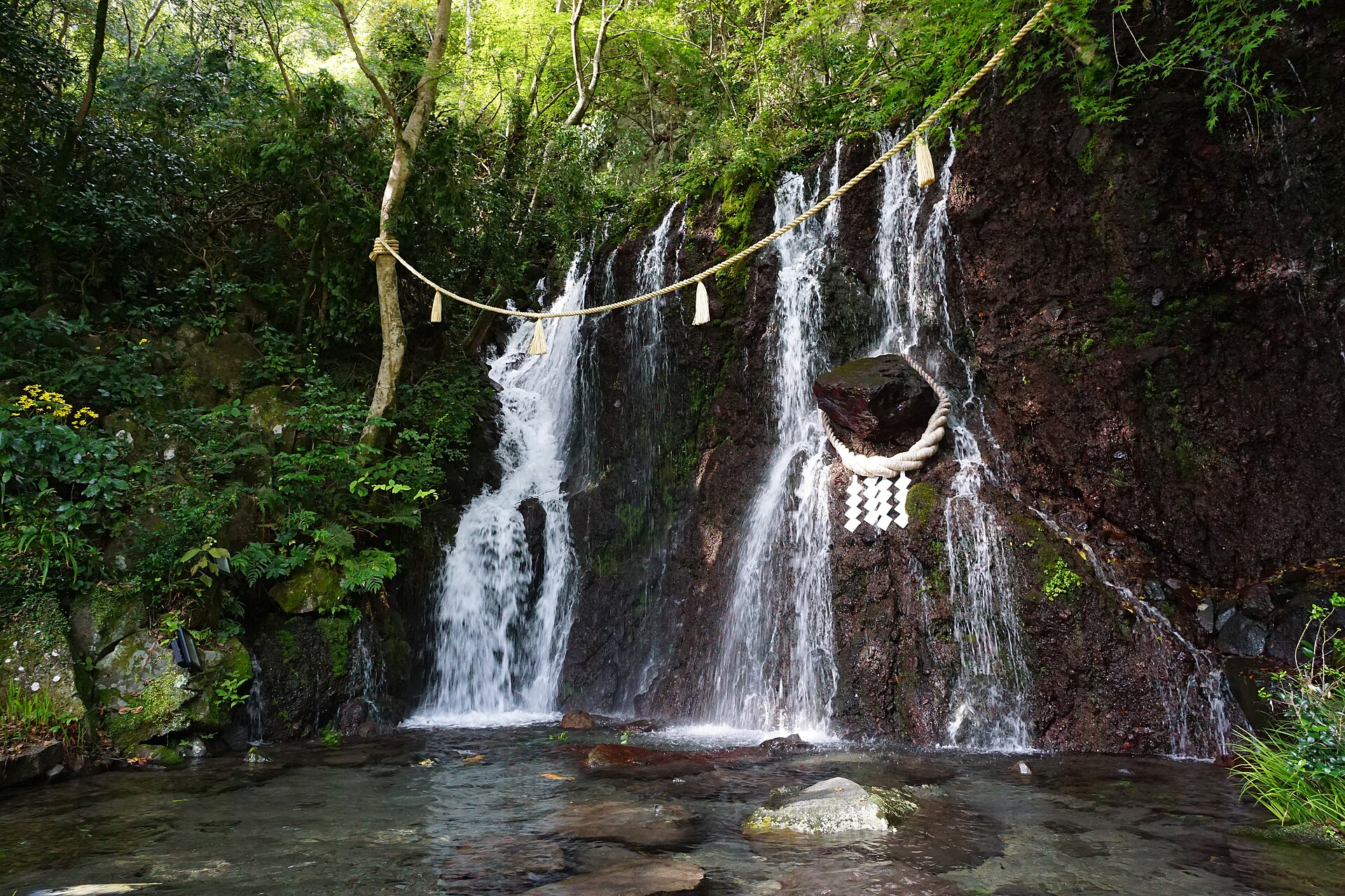 箱根湯本、天成園の玉簾の滝の全景