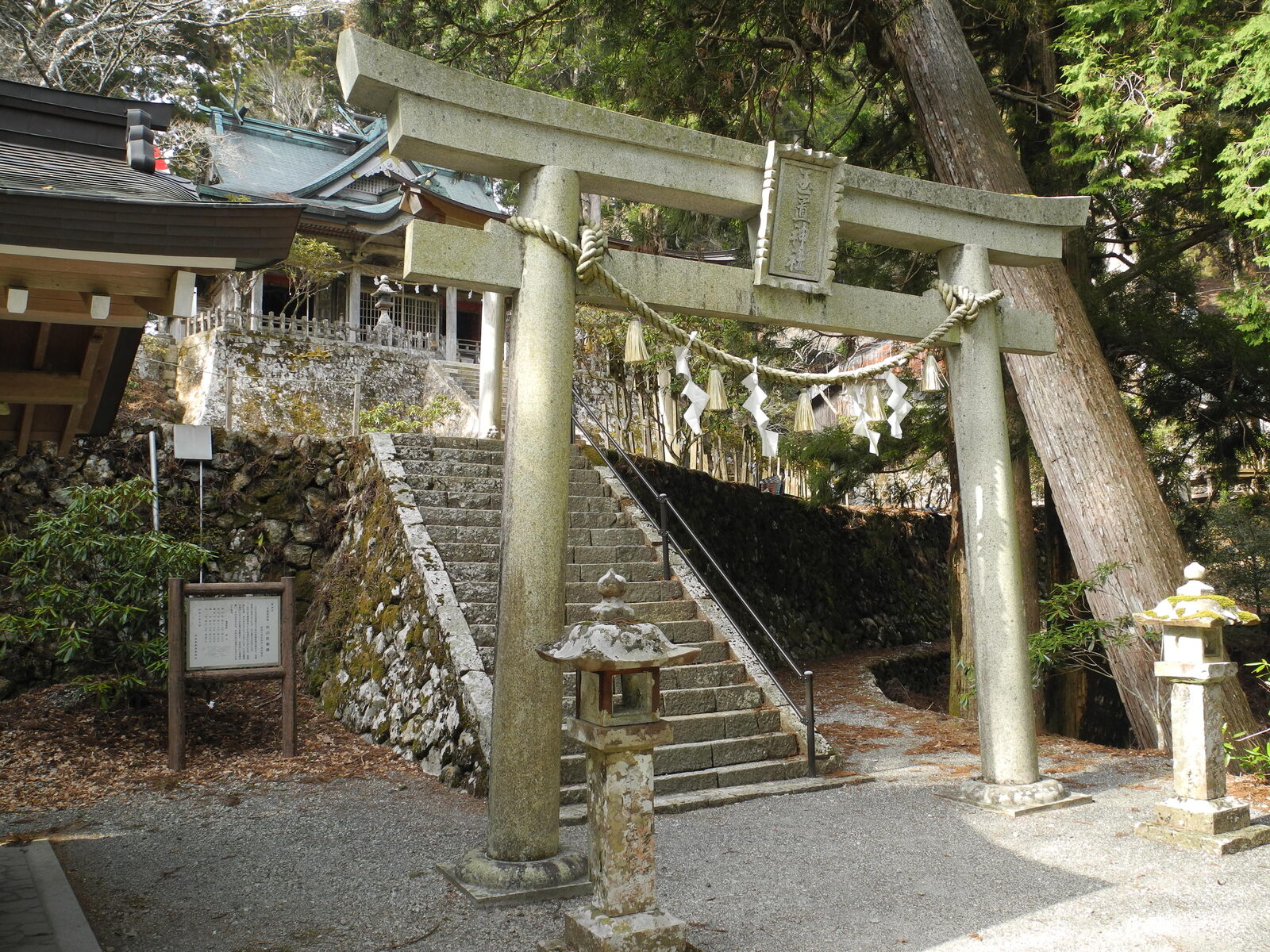 玉置神社の境内と社殿