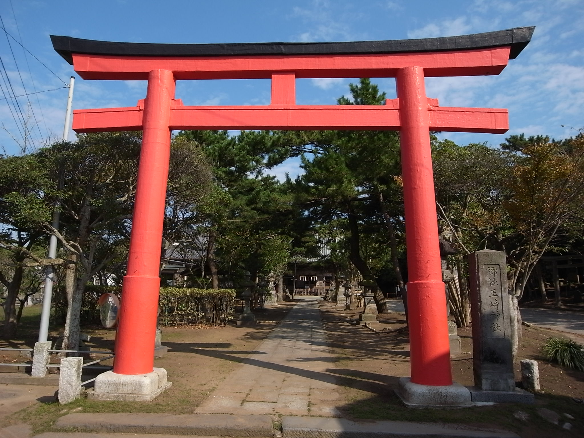 玉﨑神社の朱塗りの大鳥居と社号標