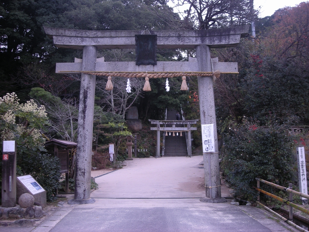 玉作湯神社の境内の眺め