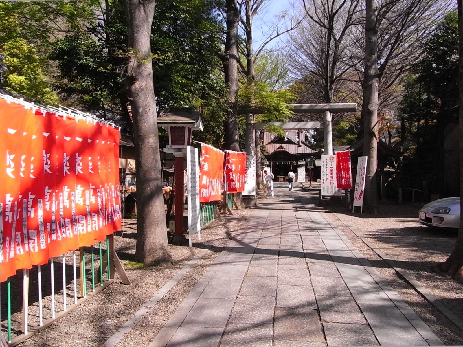 田無神社の鳥居と社号標が並ぶ参道入口