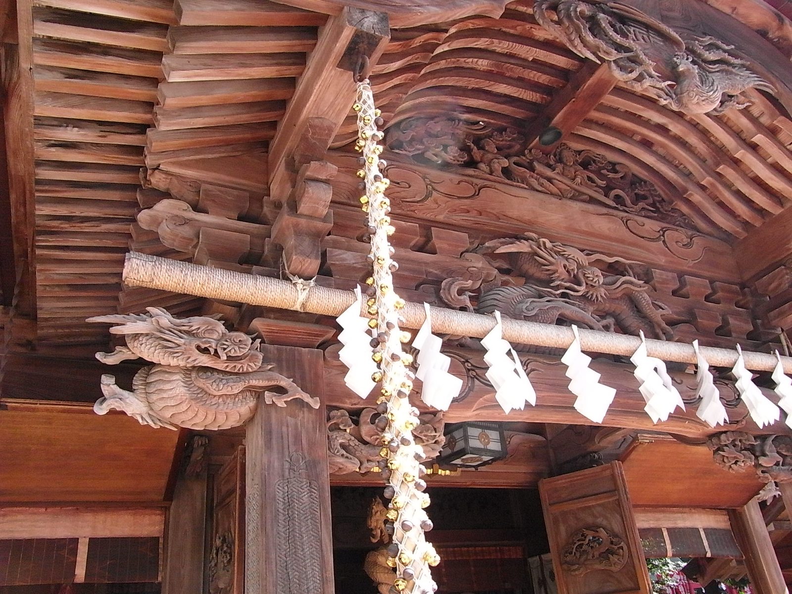 田無神社の本殿に施された龍の彫刻