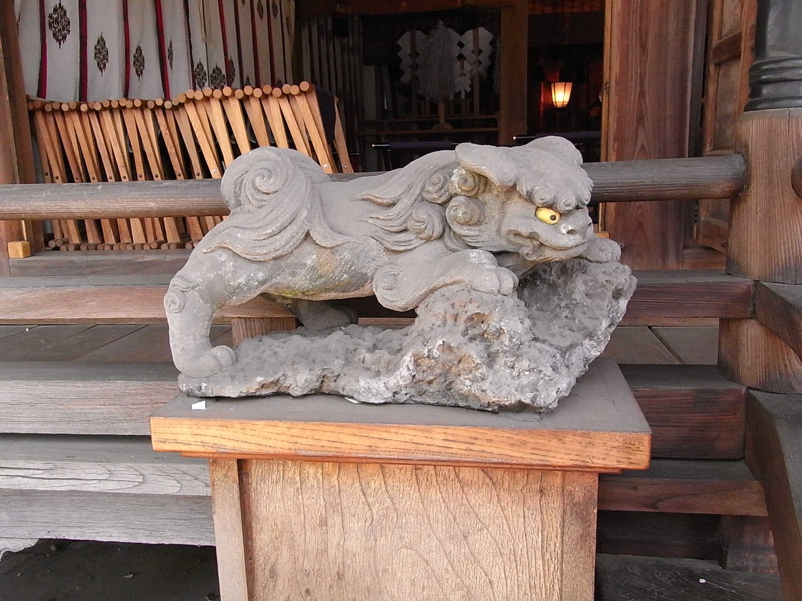 田無神社の拝殿前に据えられた狛犬の彫像