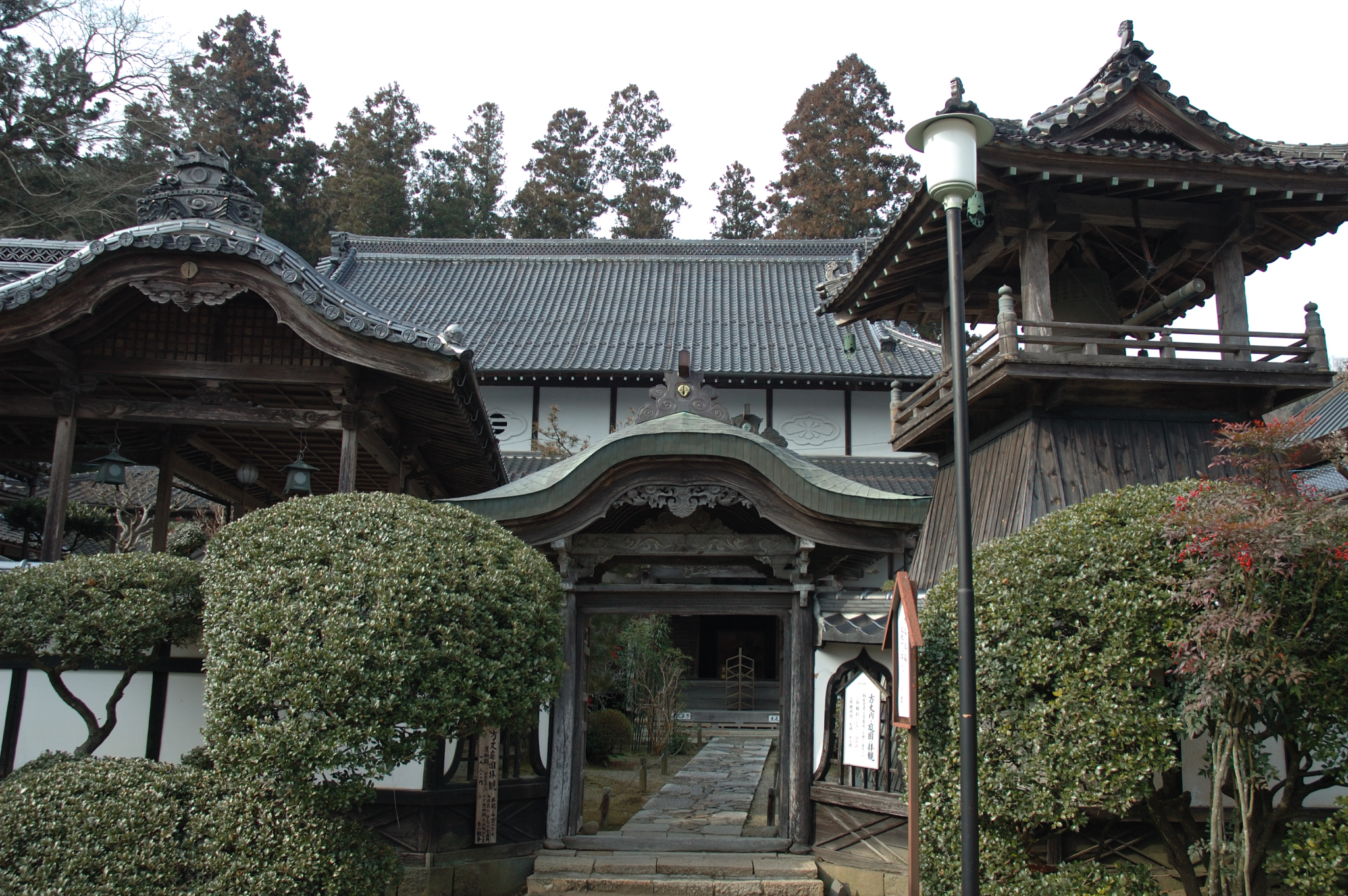 誕生寺の唐門と方丈庭園の入口