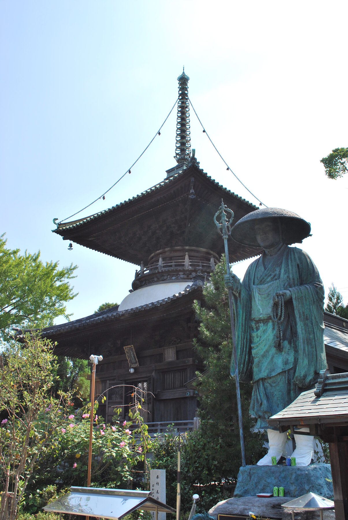 立江寺の多宝塔と弘法大師像